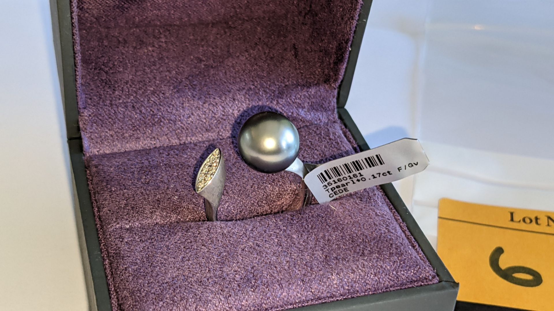 White gold, diamond & pearl ring with 0.17ct of diamonds at one end of the 18ct white gold ring & a - Image 2 of 16