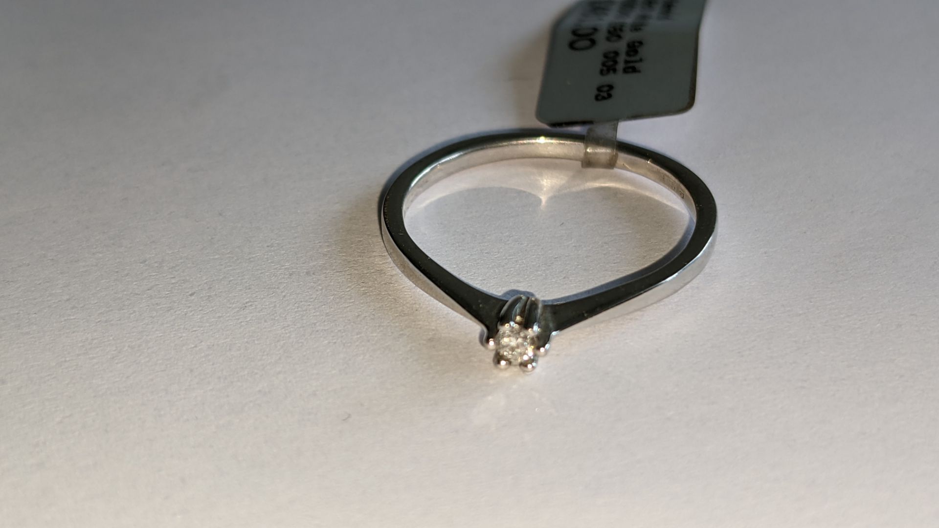 18ct white gold ring with central 0.05ct diamond. RRP £461 - Image 10 of 16