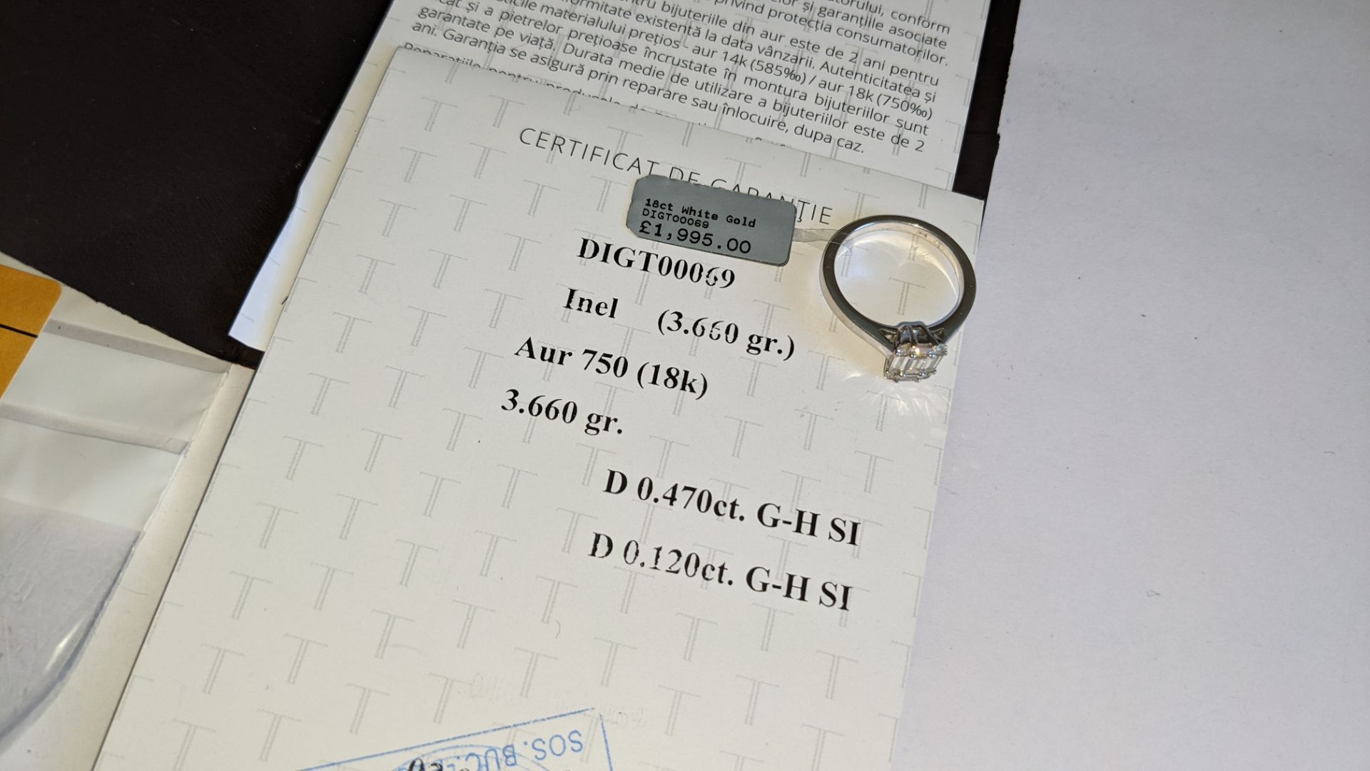 18ct white gold ring with 0.69ct of baguette & round diamonds. Includes certificate that relates to - Image 25 of 28
