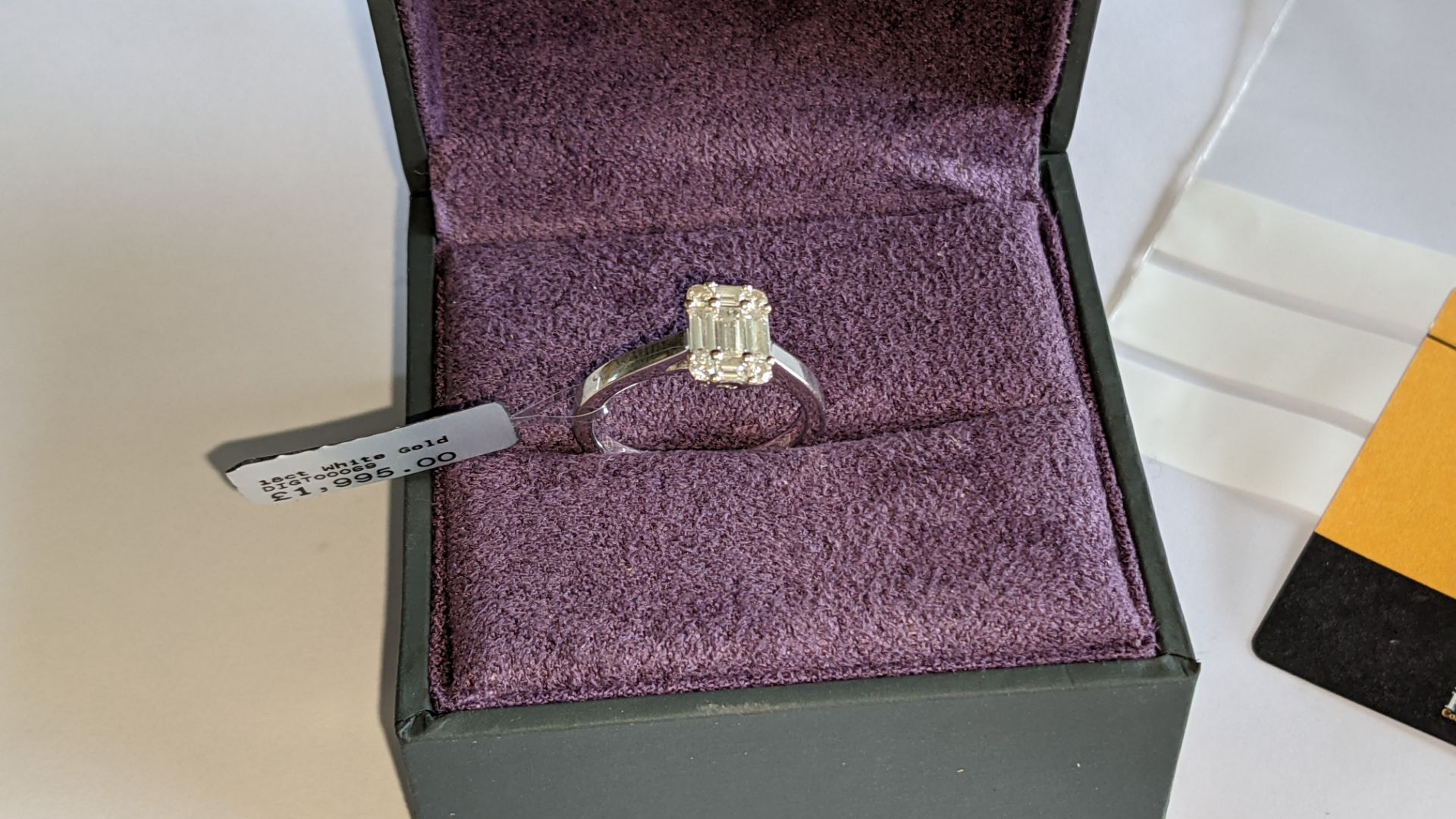 18ct white gold ring with 0.69ct of baguette & round diamonds. Includes certificate that relates to - Image 3 of 28