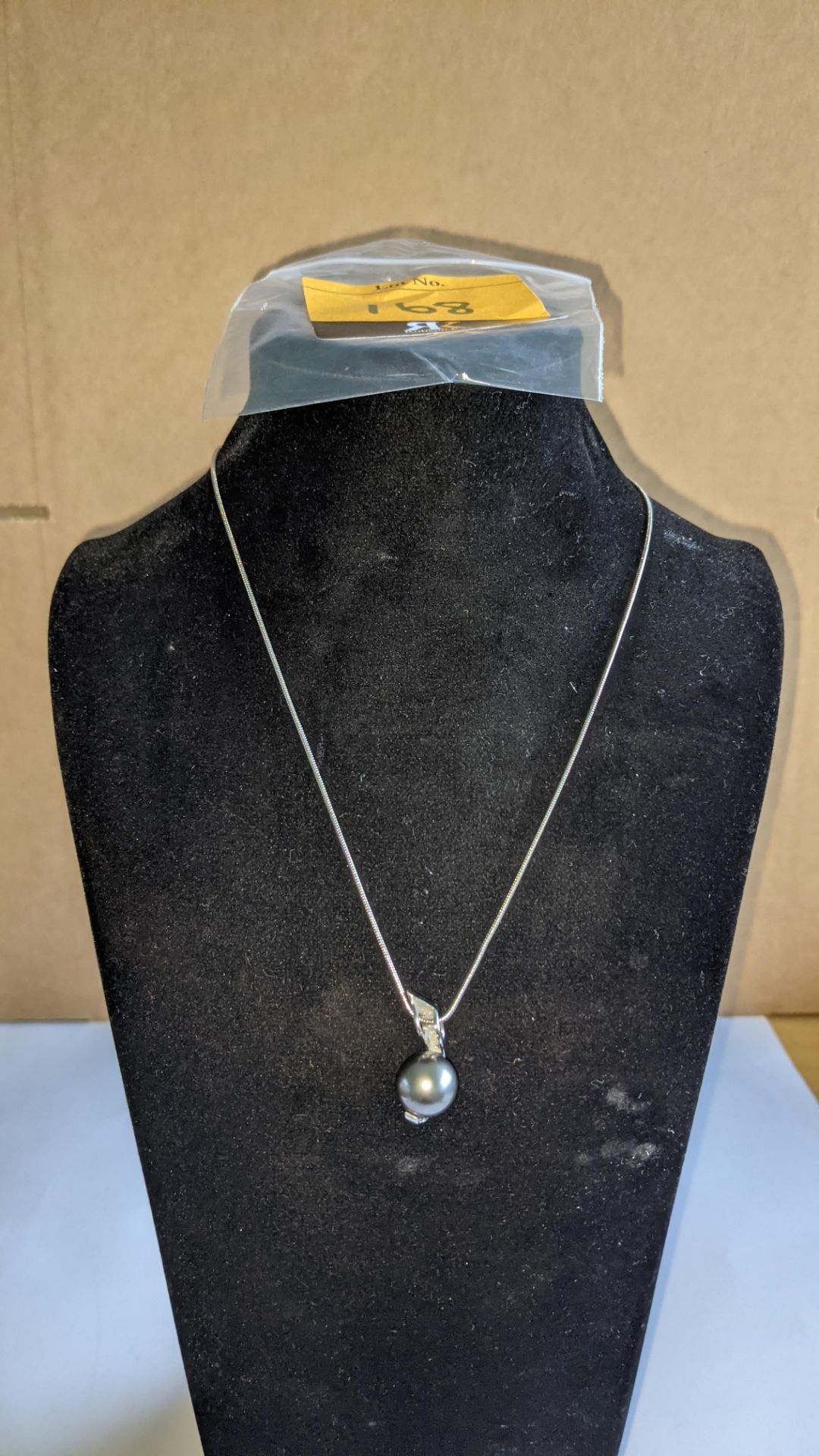 18ct white gold, diamond & Tahitian pendant & necklace set comprising pendant with central pearl & 0 - Image 13 of 17