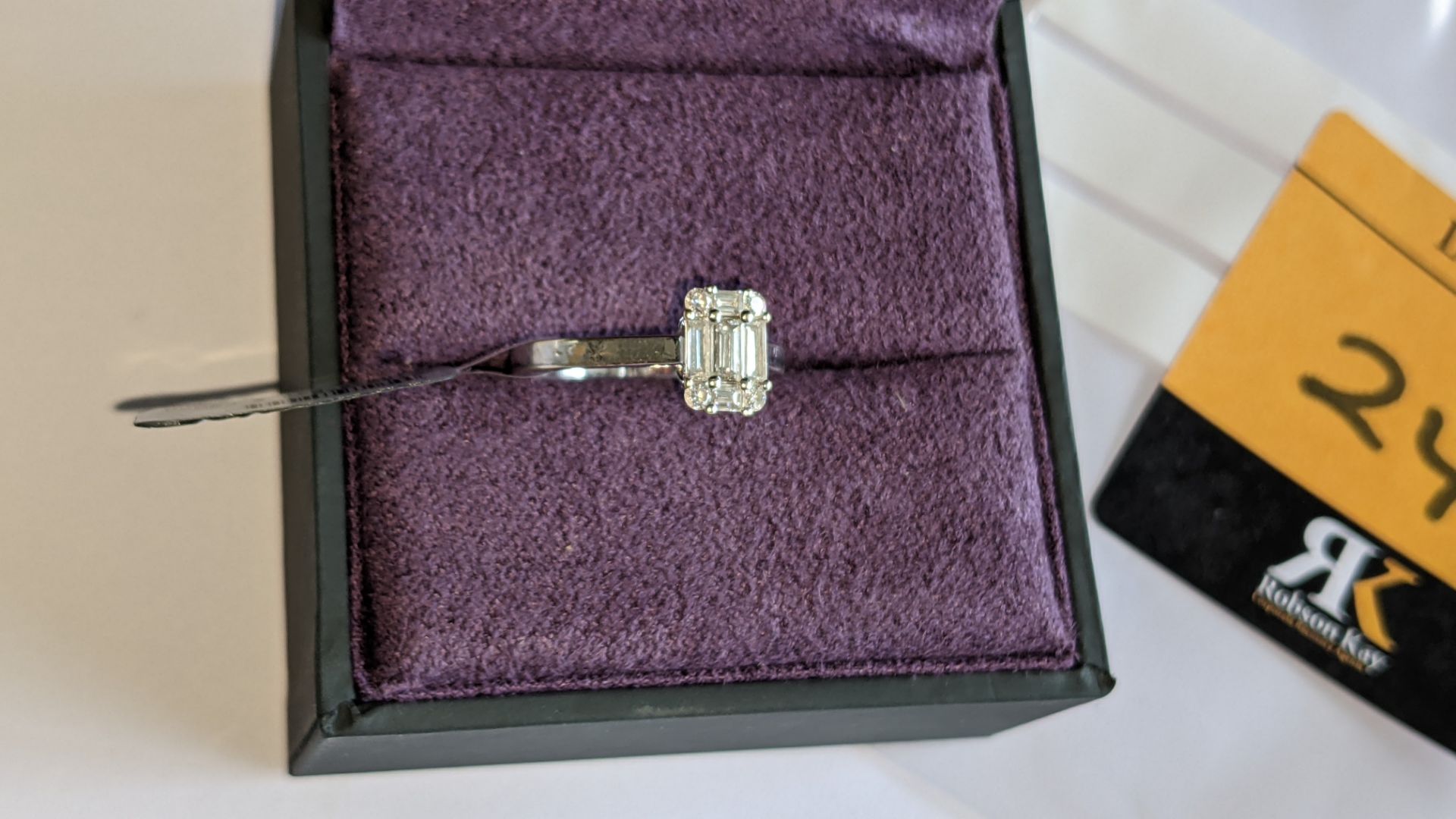 18ct white gold ring with 0.69ct of baguette & round diamonds. Includes certificate that relates to - Image 7 of 28