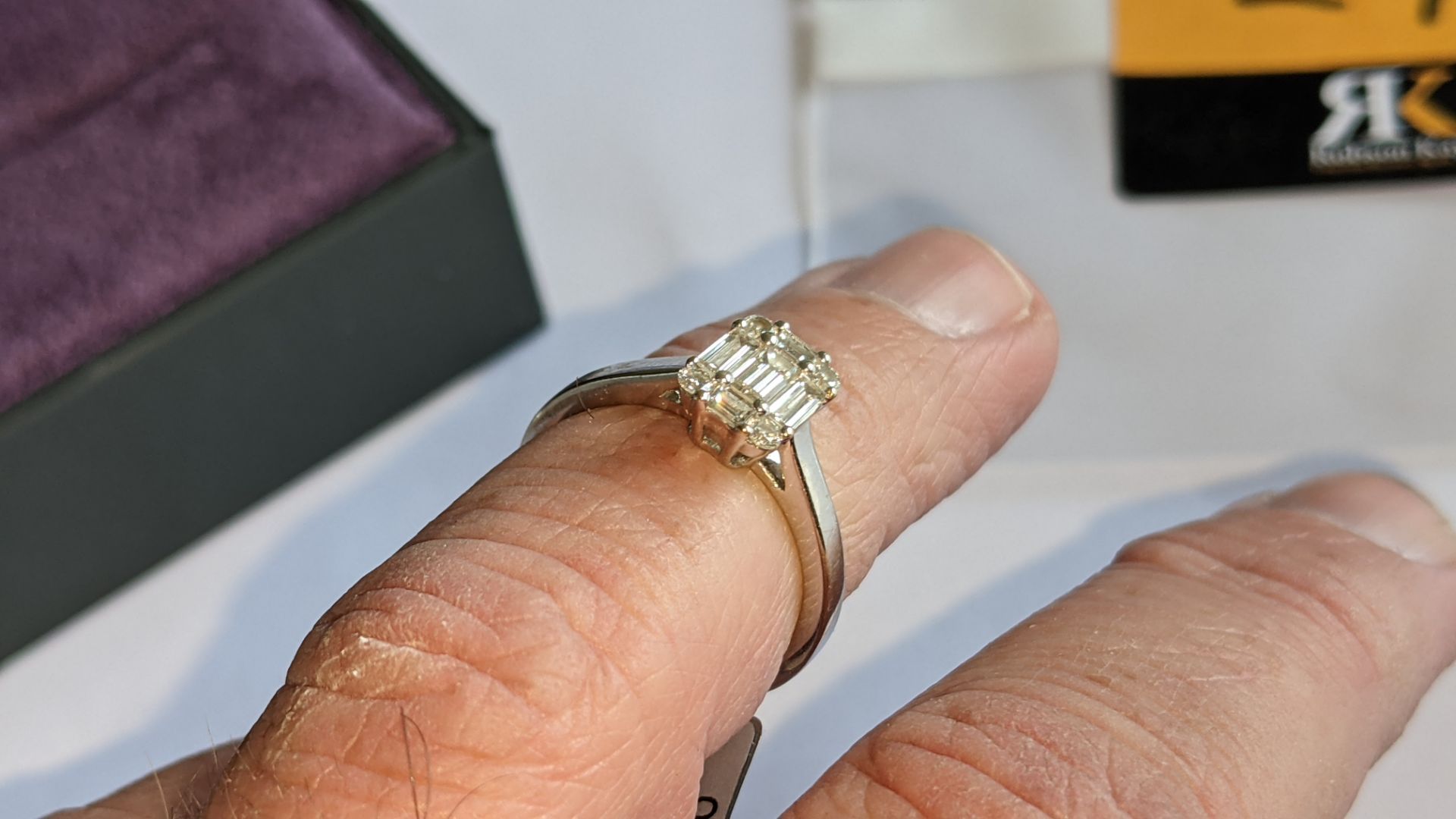 18ct white gold ring with 0.69ct of baguette & round diamonds. Includes certificate that relates to - Image 18 of 28