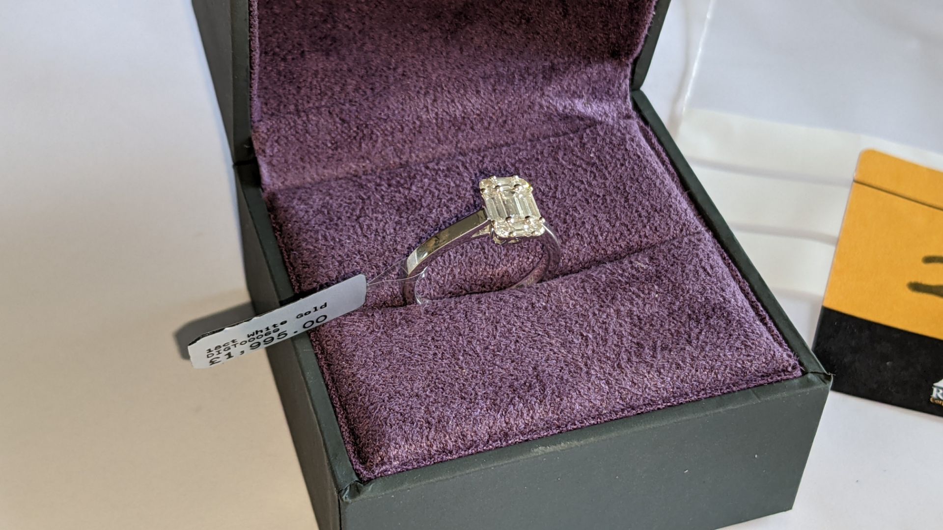 18ct white gold ring with 0.69ct of baguette & round diamonds. Includes certificate that relates to - Image 2 of 28