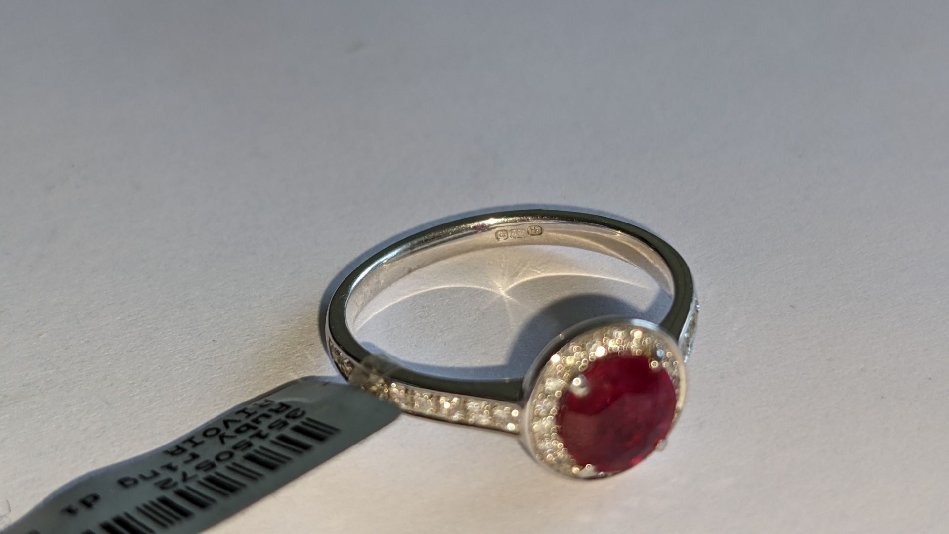 18ct white gold ring with central ruby & 0.27ct diamonds around the ruby & on each shoulder. RRP £2 - Image 7 of 14