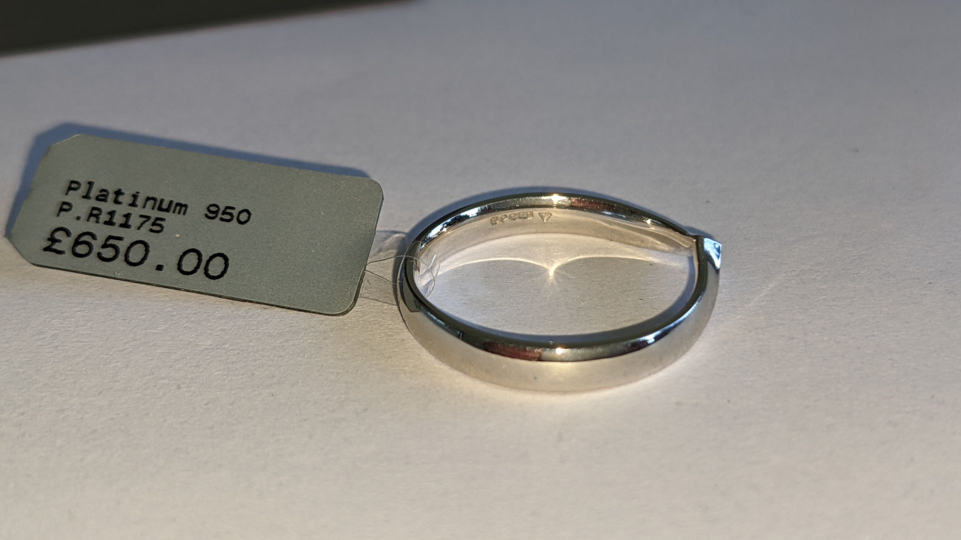 Platinum 950 ring with V-shaped design. RRP £650 - Image 9 of 16