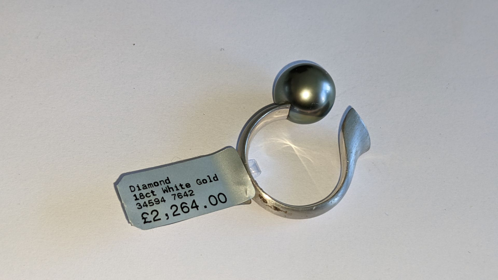 White gold, diamond & pearl ring with 0.17ct of diamonds at one end of the 18ct white gold ring & a - Image 12 of 16