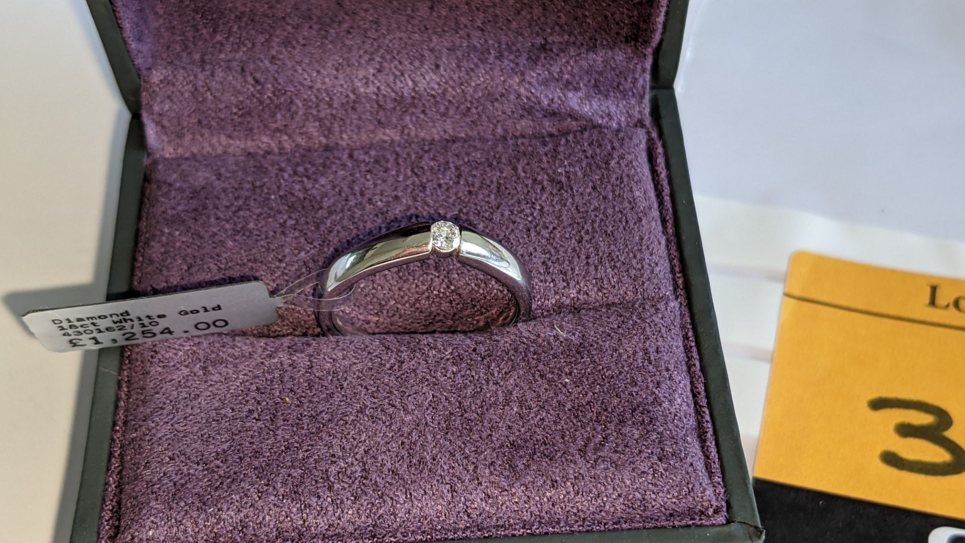 18ct white gold ring with modern set 0.10ct central diamond. RRP £1,254 - Image 4 of 13