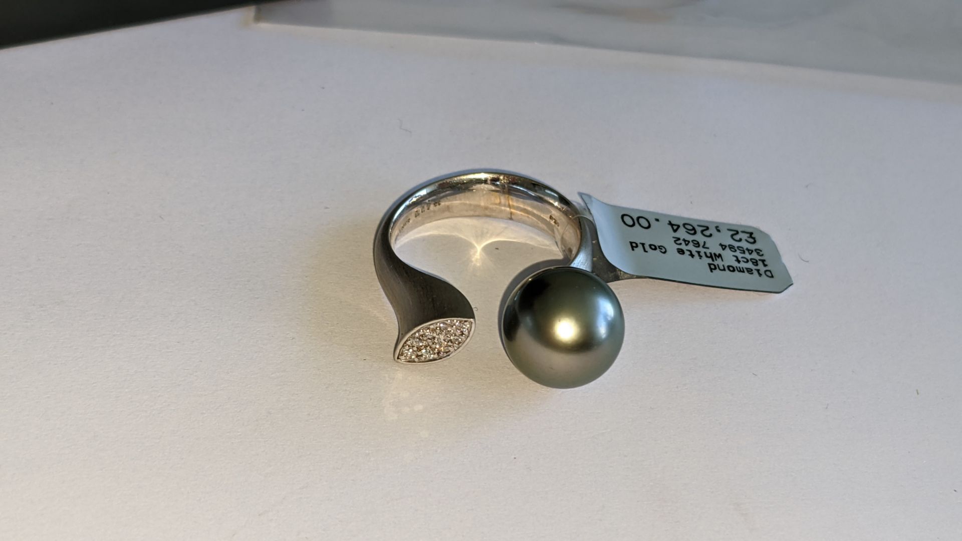 White gold, diamond & pearl ring with 0.17ct of diamonds at one end of the 18ct white gold ring & a - Image 7 of 16