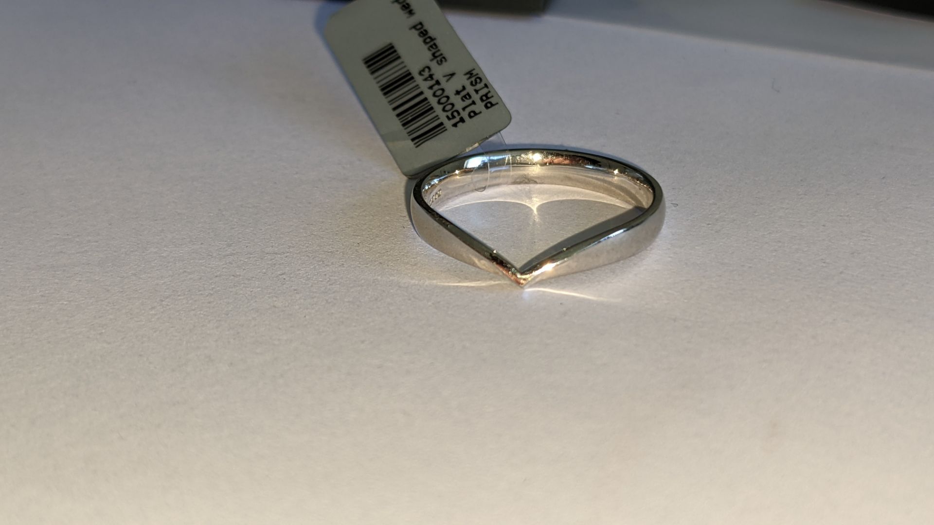 Platinum 950 ring with V-shaped design. RRP £650 - Image 7 of 16