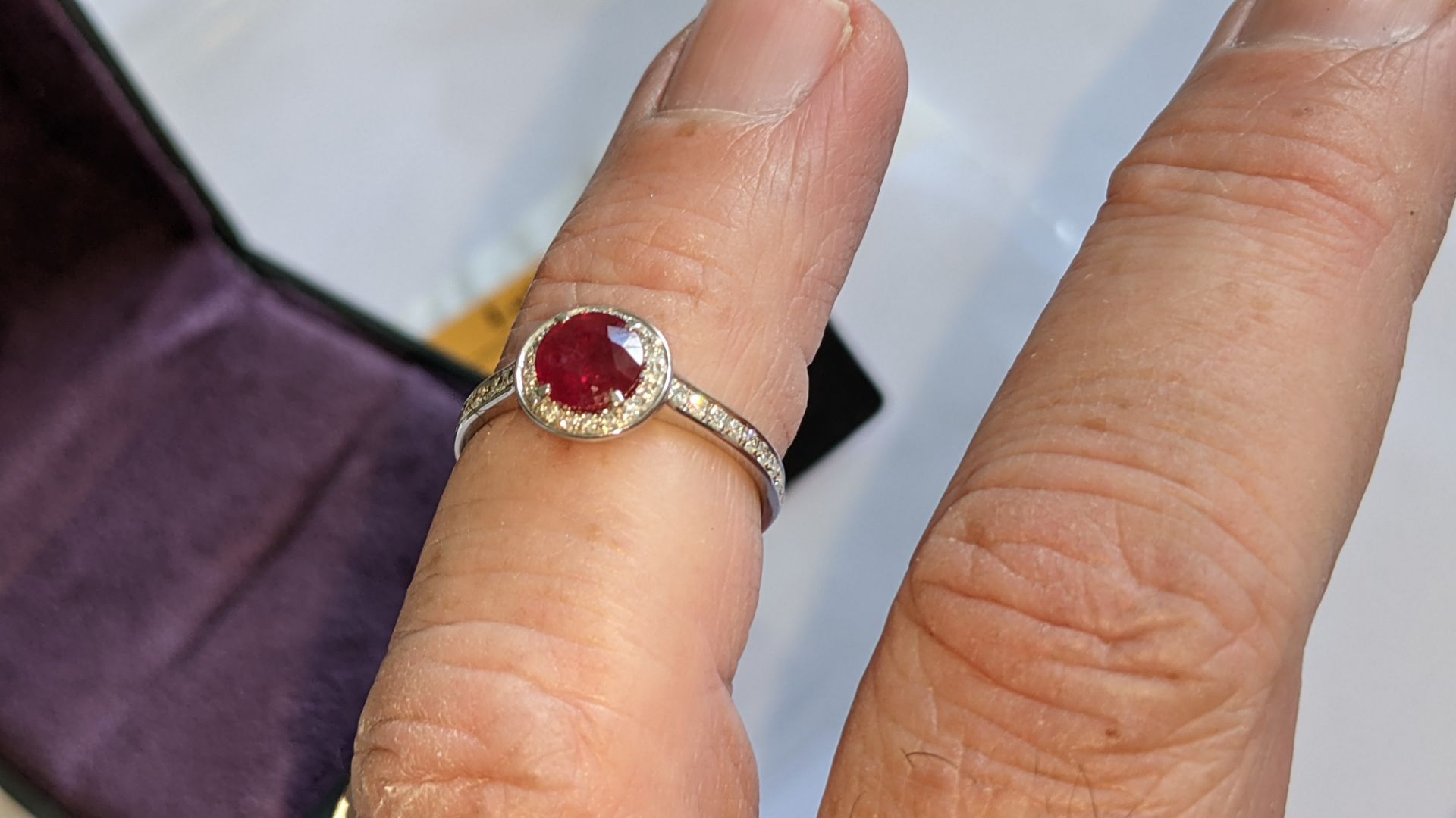 18ct white gold ring with central ruby & 0.27ct diamonds around the ruby & on each shoulder. RRP £2 - Image 13 of 14