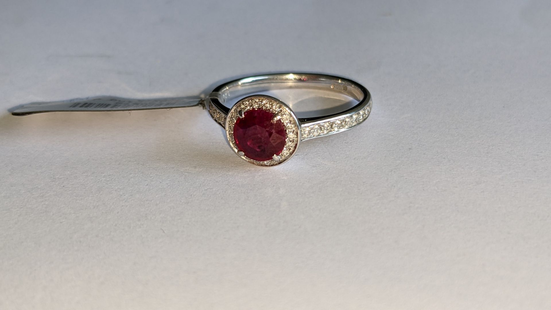 18ct white gold ring with central ruby & 0.27ct diamonds around the ruby & on each shoulder. RRP £2 - Image 6 of 14