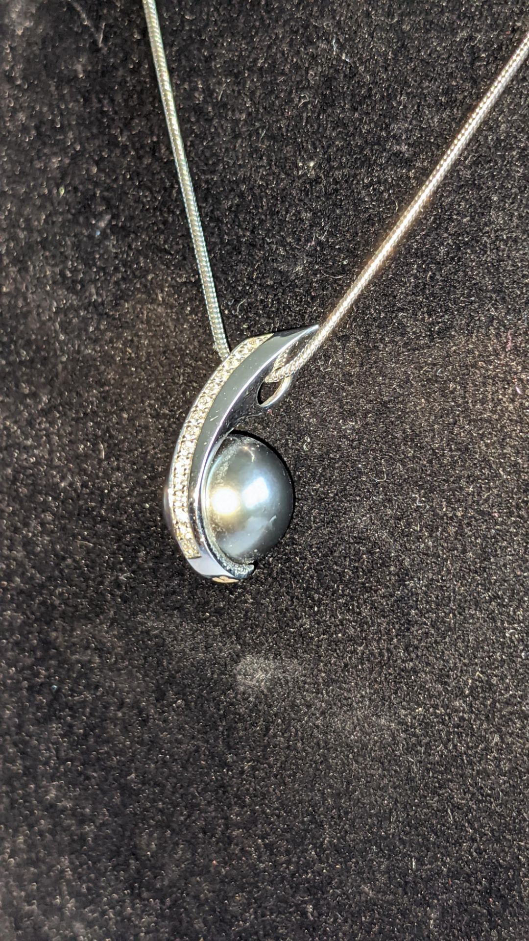 18ct white gold, diamond & Tahitian pendant & necklace set comprising pendant with central pearl & 0 - Image 6 of 17