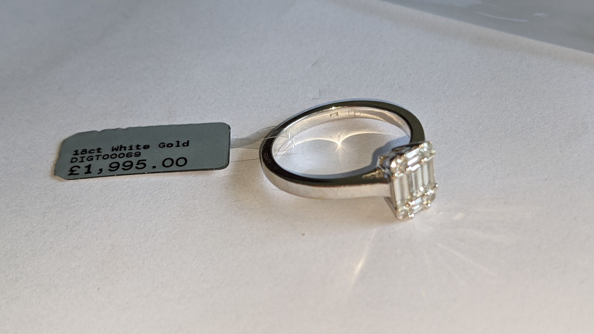 18ct white gold ring with 0.69ct of baguette & round diamonds. Includes certificate that relates to - Image 11 of 28