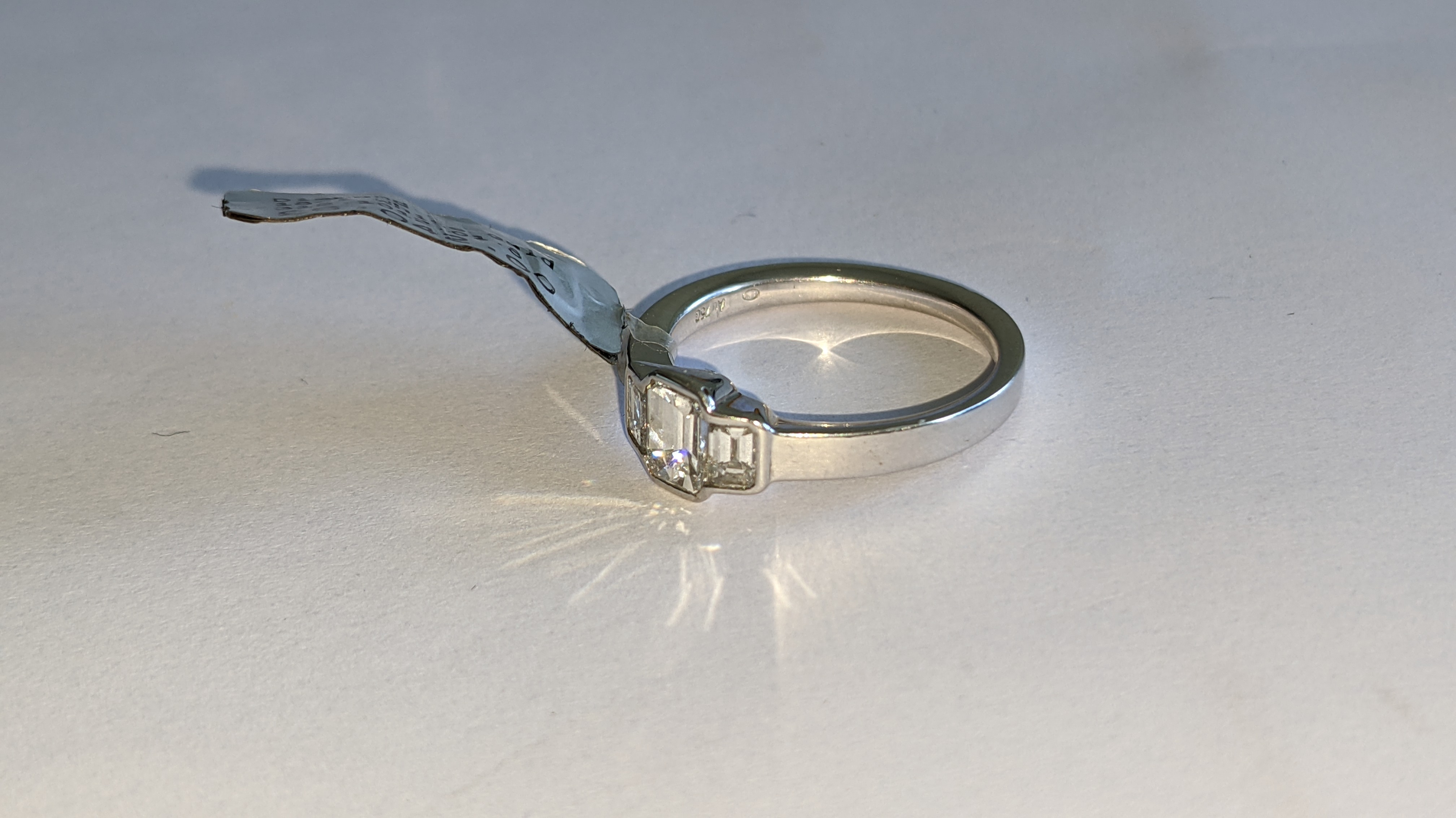 Diamond & 18ct white gold ring with centre stone flanked by 2 smaller stones all in baguette type cu - Image 17 of 21