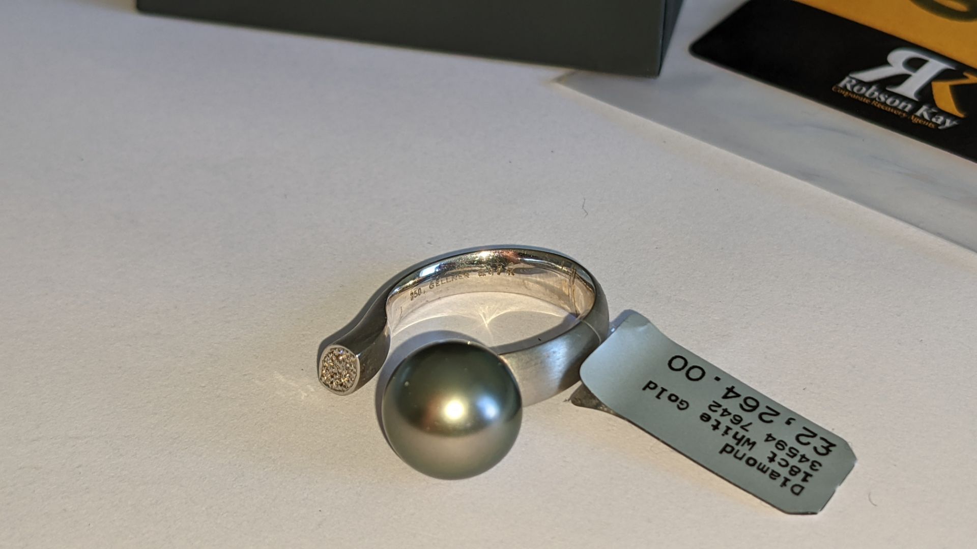 White gold, diamond & pearl ring with 0.17ct of diamonds at one end of the 18ct white gold ring & a - Image 8 of 16