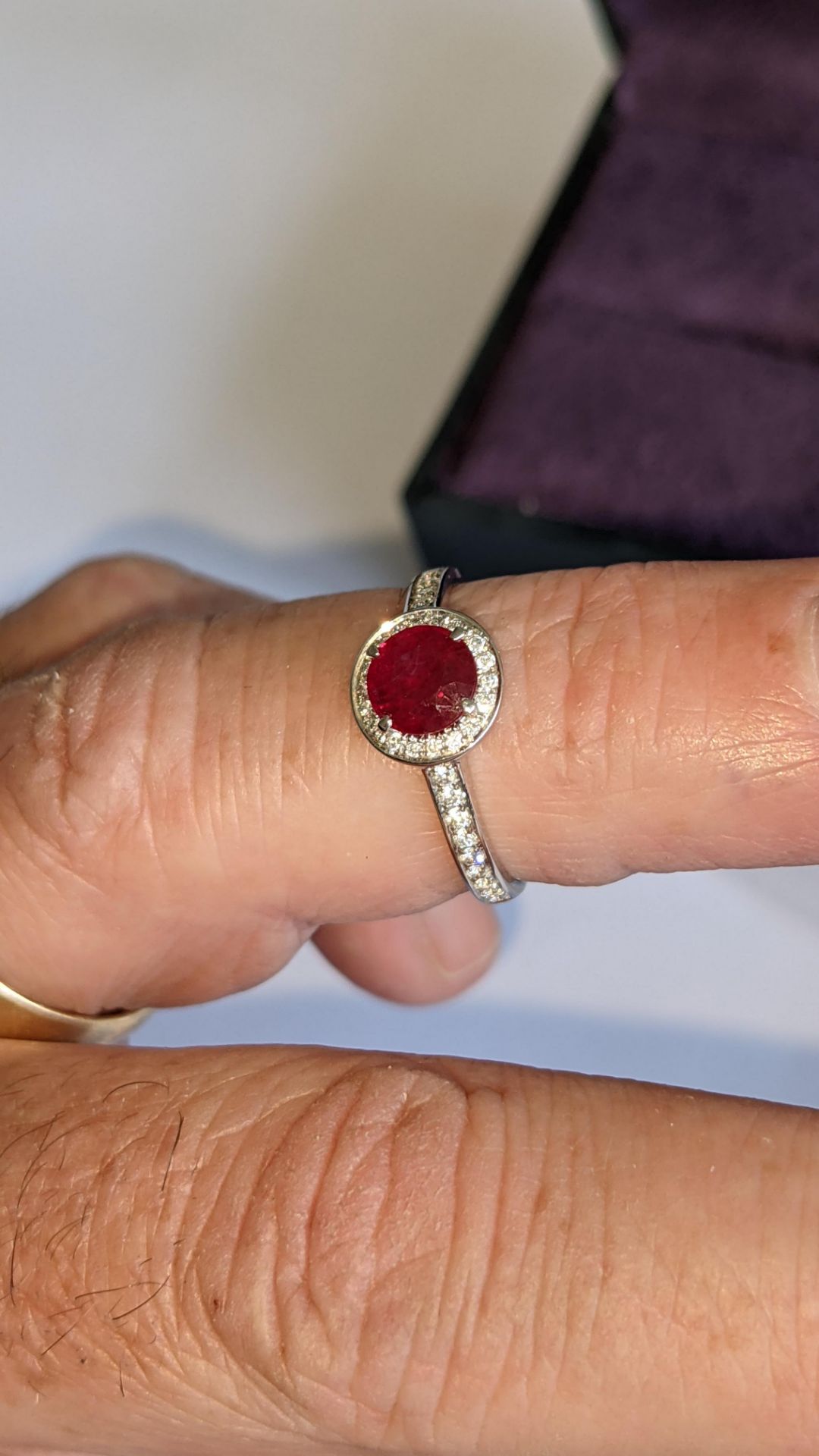 18ct white gold ring with central ruby & 0.27ct diamonds around the ruby & on each shoulder. RRP £2 - Image 14 of 14