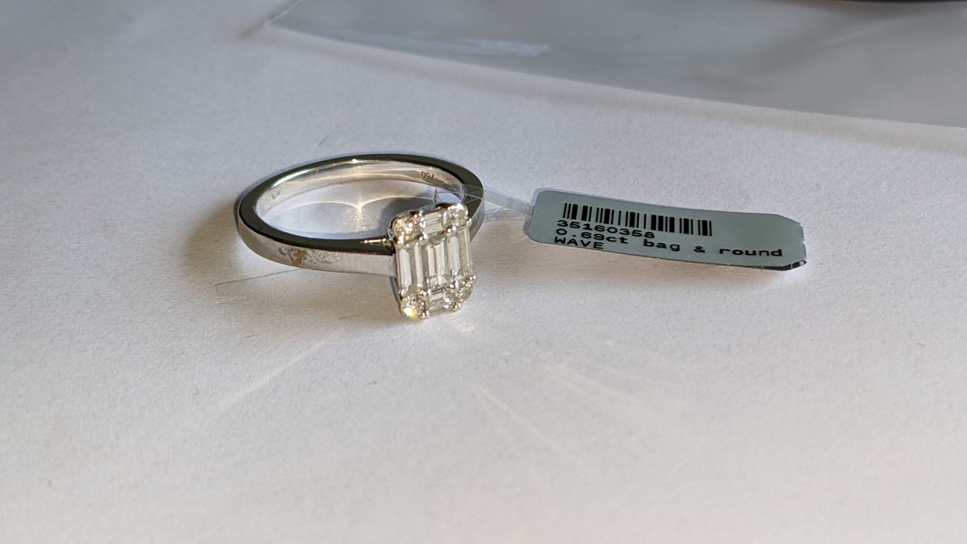 18ct white gold ring with 0.69ct of baguette & round diamonds. Includes certificate that relates to - Image 9 of 28