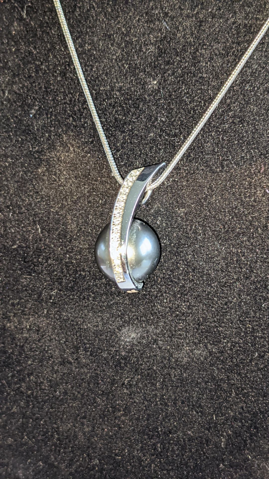18ct white gold, diamond & Tahitian pendant & necklace set comprising pendant with central pearl & 0 - Image 5 of 17