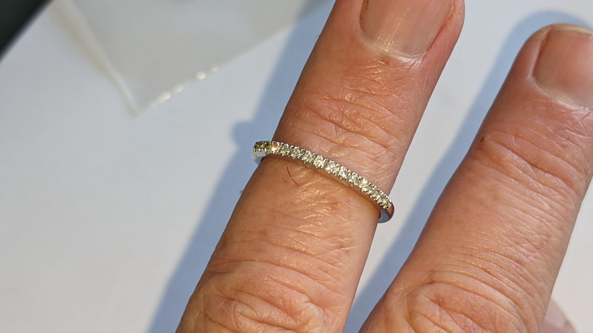 18ct white gold ring with 0.15ct of diamonds. RRP £850 - Image 20 of 22