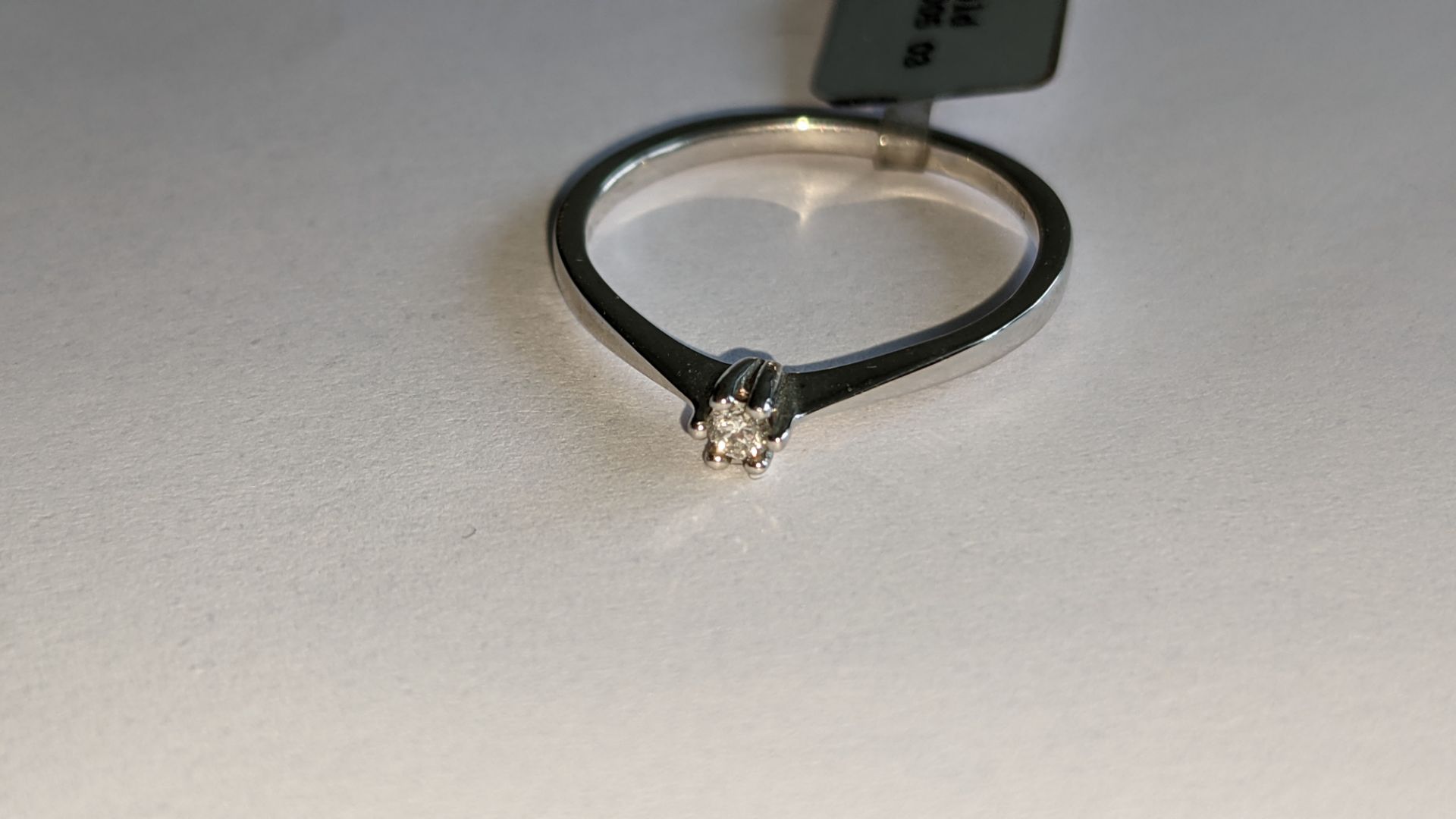 18ct white gold ring with central 0.05ct diamond. RRP £461 - Image 8 of 16