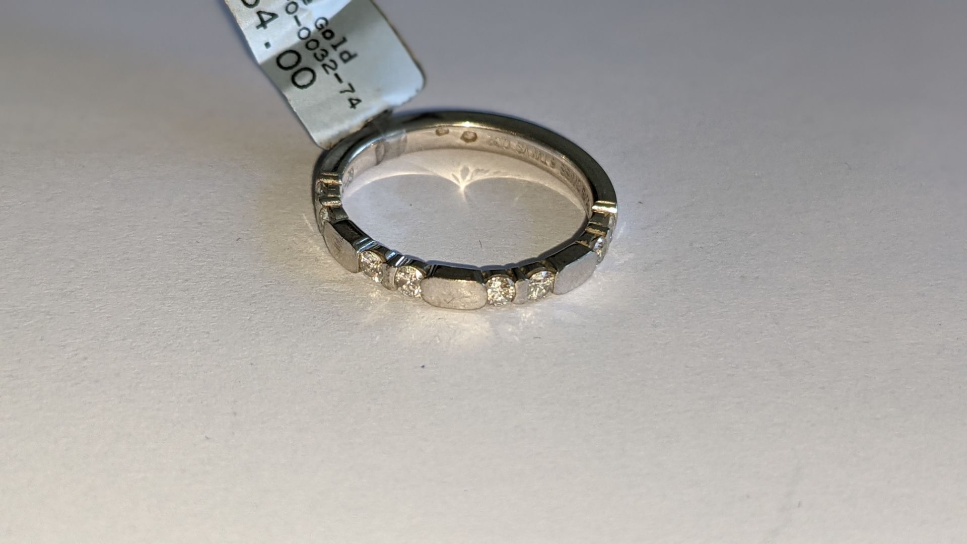 18ct white gold & diamond ring with 0.32ct of diamonds (8 diamonds in 2 pairs). RRP £1,854 - Image 10 of 22