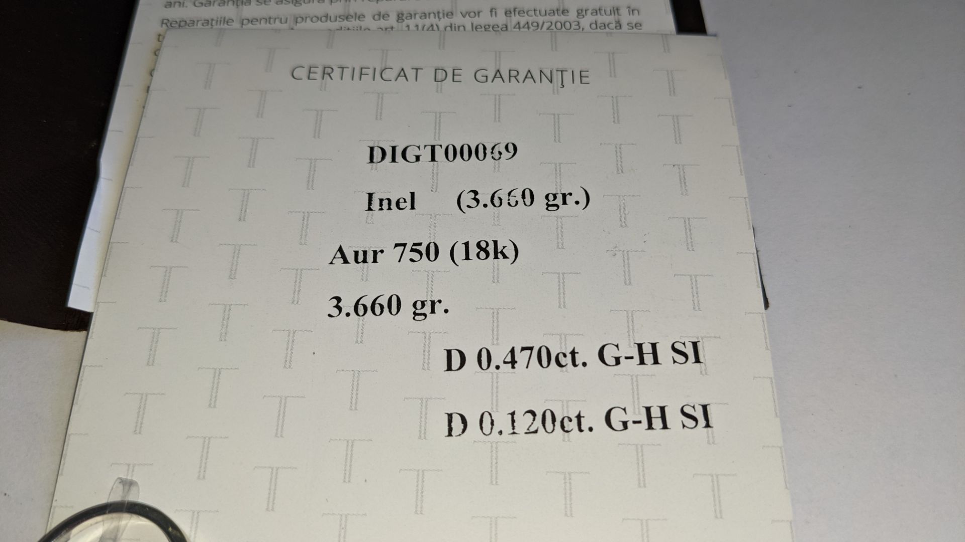 18ct white gold ring with 0.69ct of baguette & round diamonds. Includes certificate that relates to - Image 23 of 28