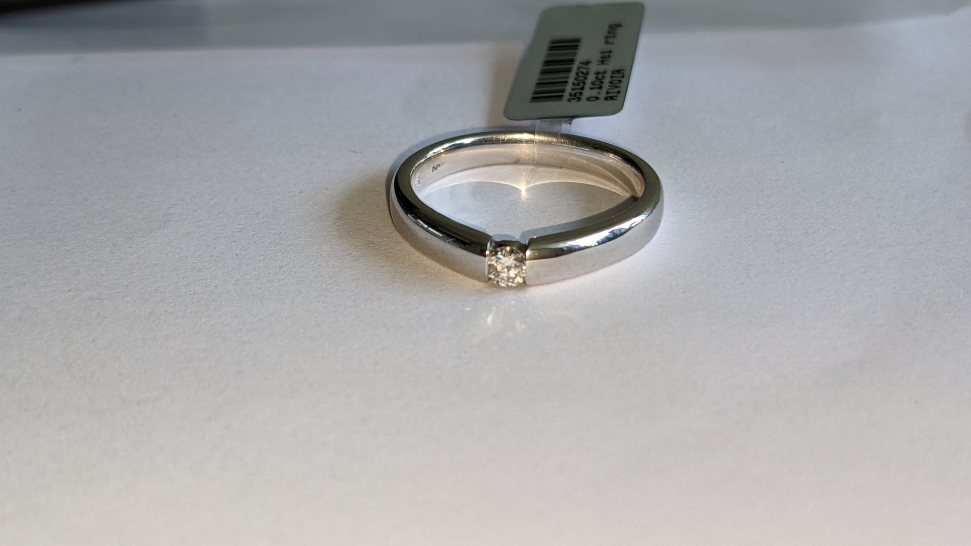 18ct white gold ring with modern set 0.10ct central diamond. RRP £1,254 - Image 7 of 13