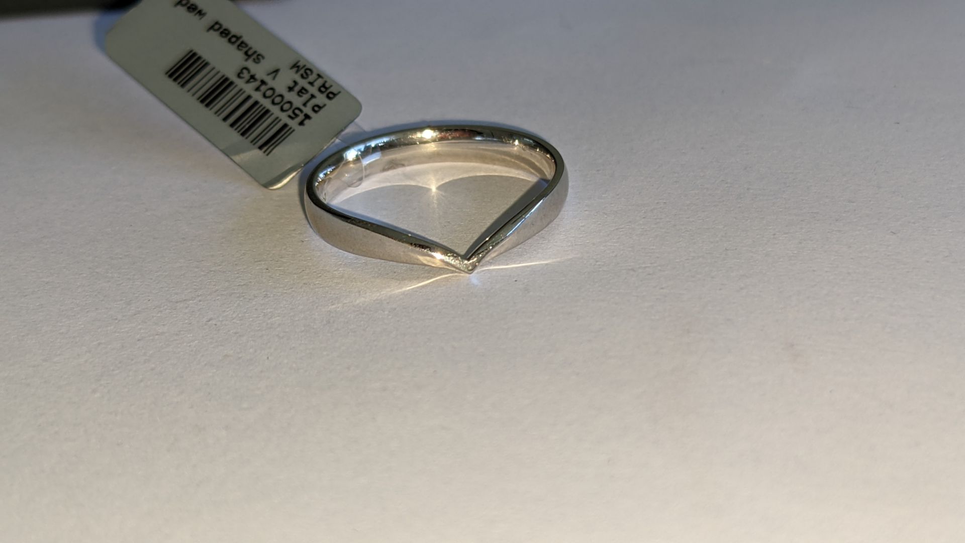 Platinum 950 ring with V-shaped design. RRP £650 - Image 6 of 16