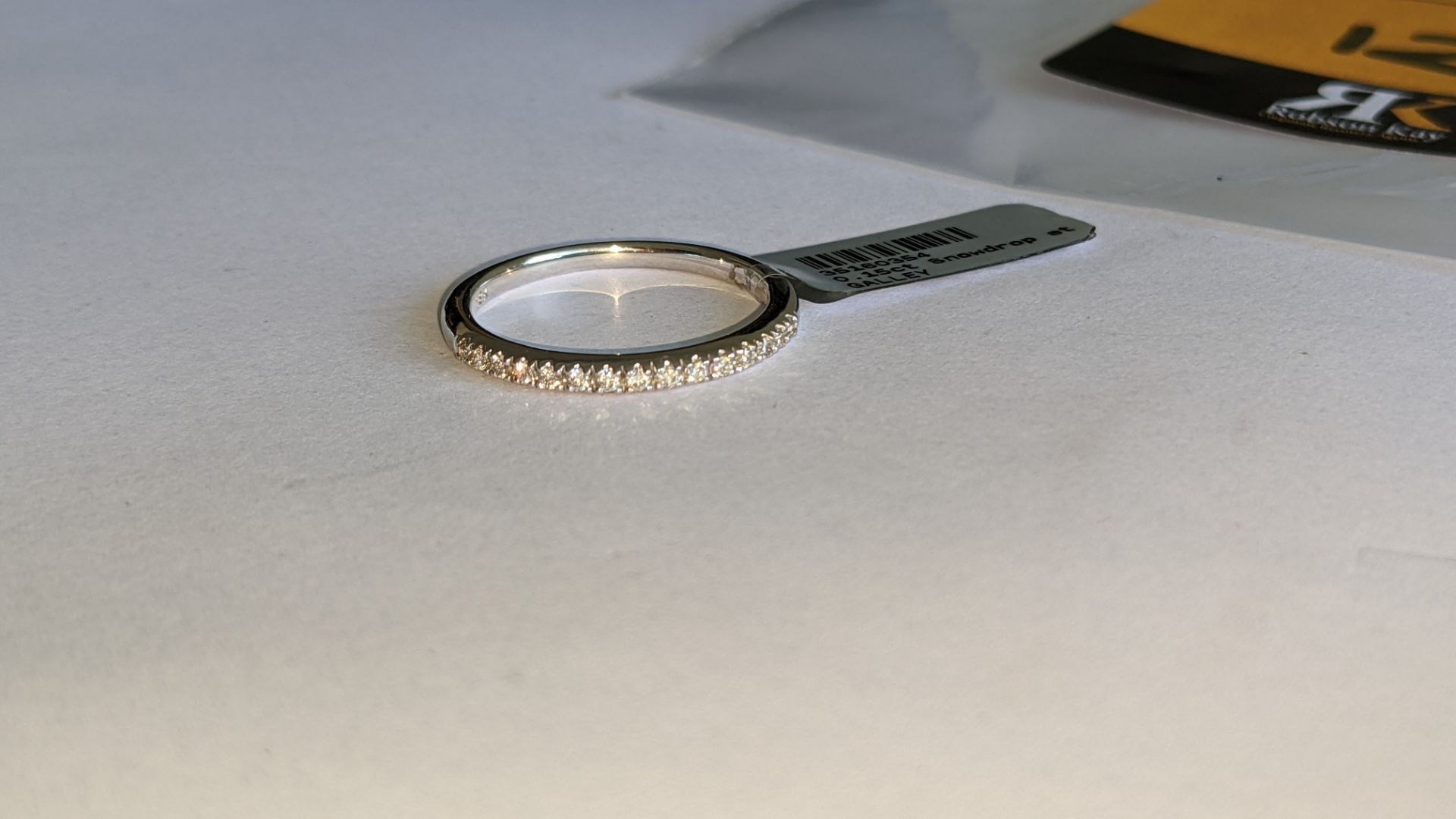 18ct white gold ring with 0.15ct of diamonds. RRP £850 - Image 11 of 22