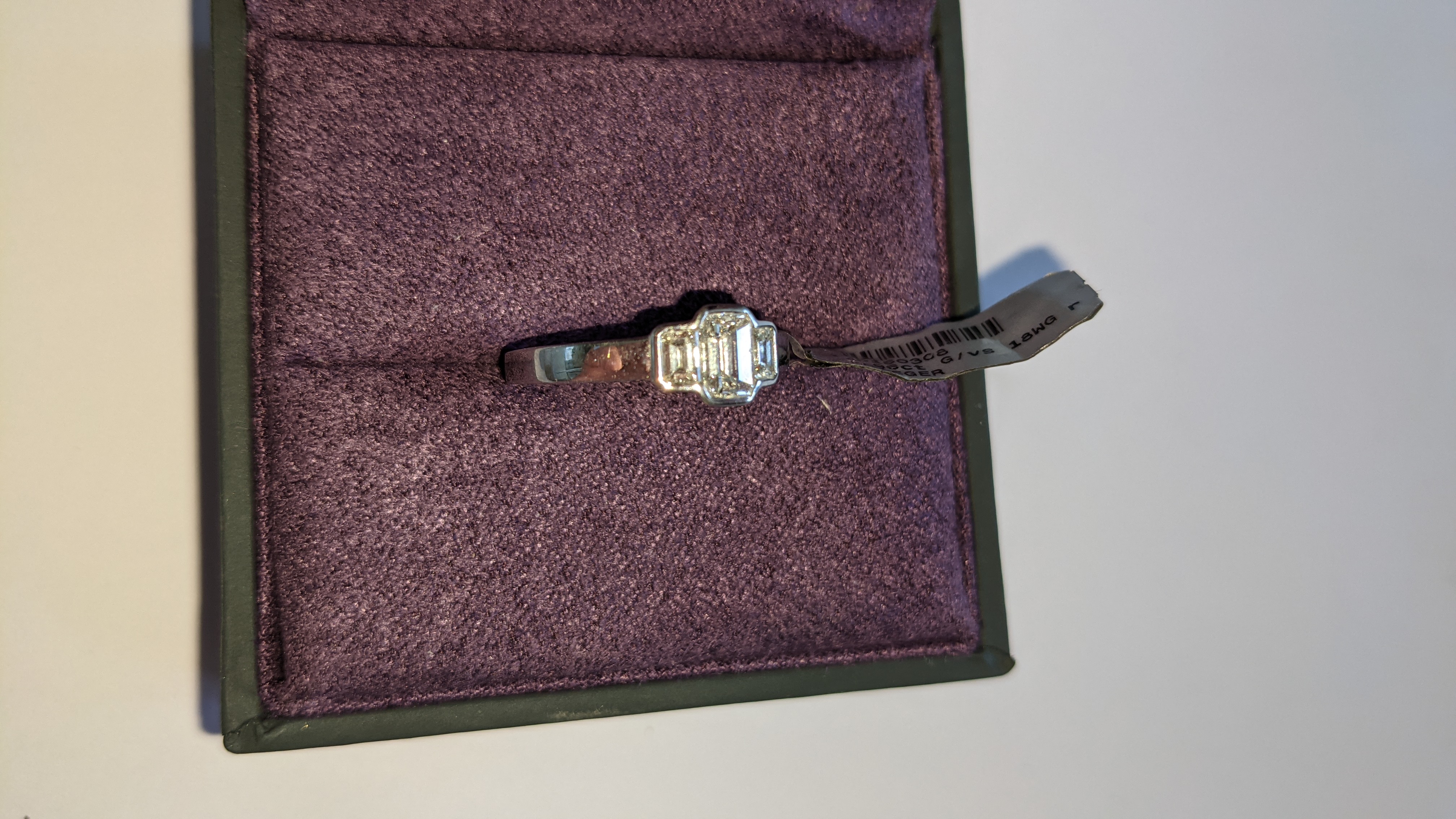 Diamond & 18ct white gold ring with centre stone flanked by 2 smaller stones all in baguette type cu - Image 8 of 21