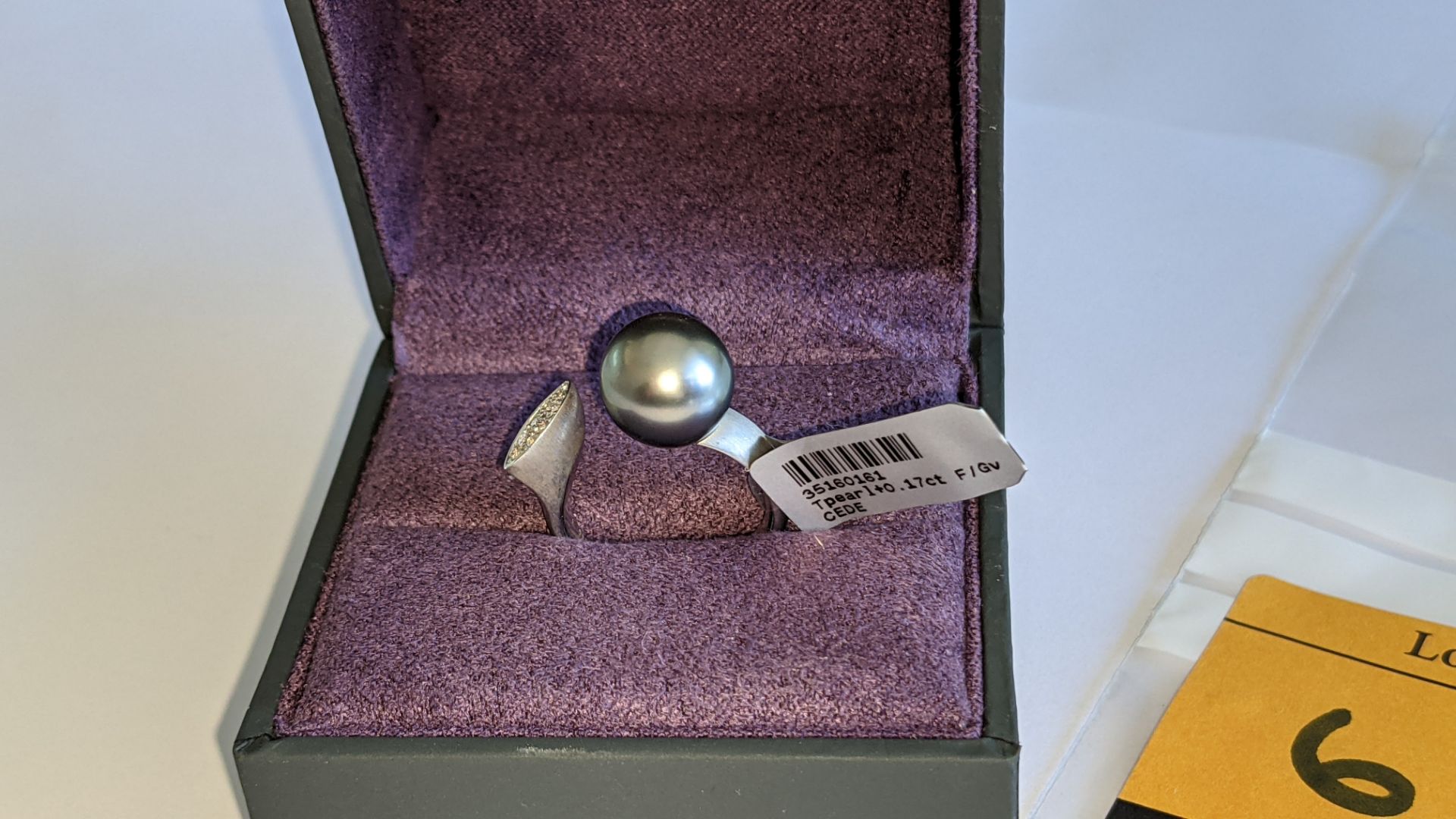 White gold, diamond & pearl ring with 0.17ct of diamonds at one end of the 18ct white gold ring & a - Image 4 of 16