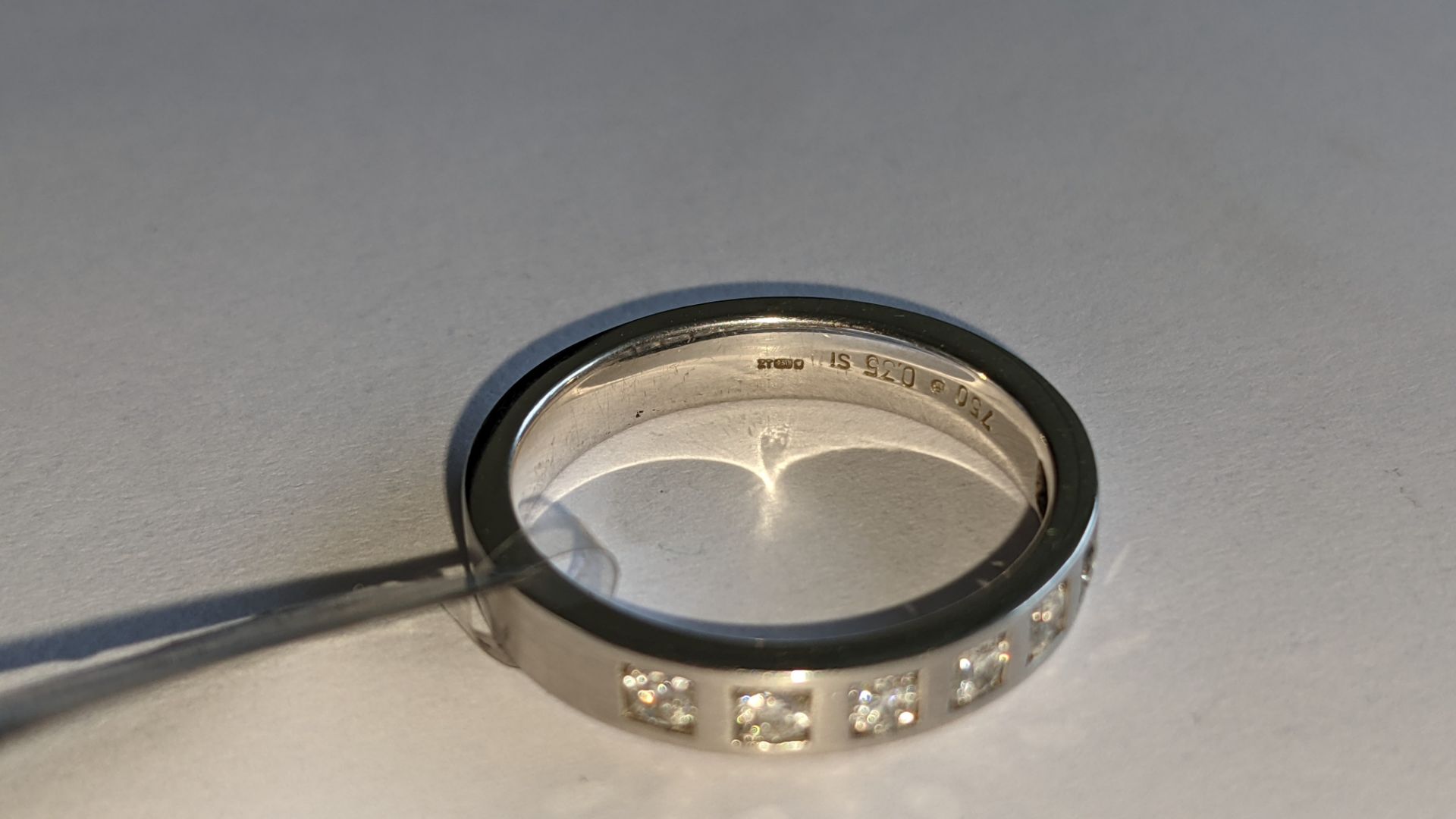 18ct white gold & diamond ring with 7 stones each weighing 0.05ct. RRP £2,911 - Image 7 of 14