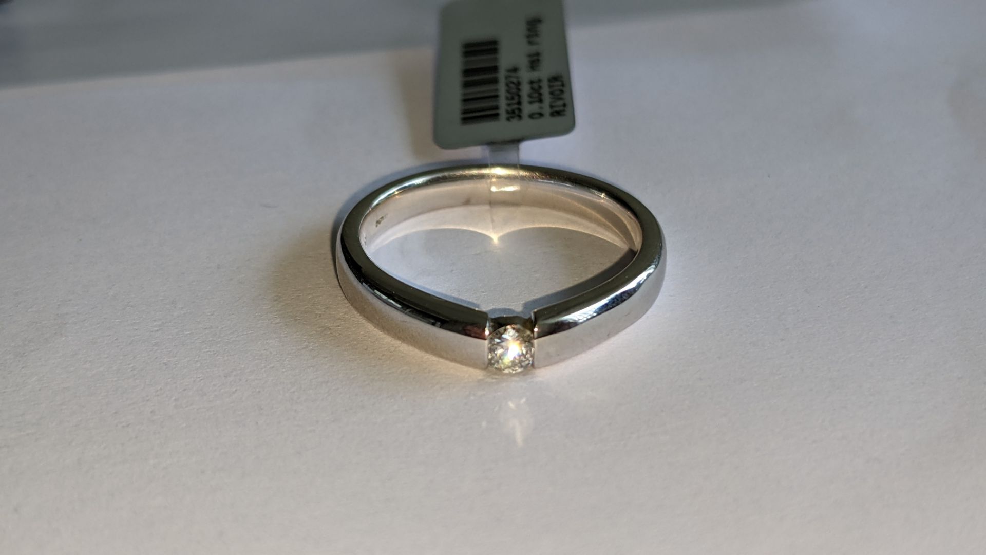 18ct white gold ring with modern set 0.10ct central diamond. RRP £1,254 - Image 6 of 13