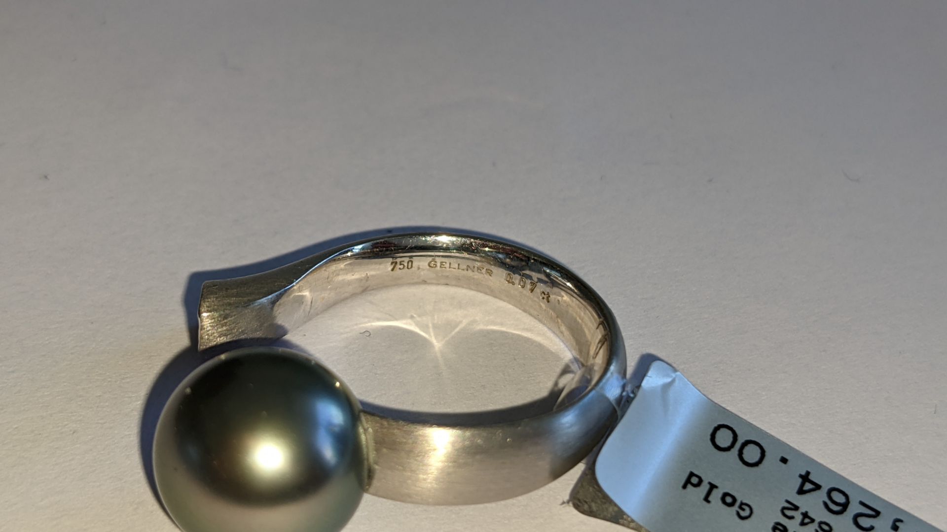White gold, diamond & pearl ring with 0.17ct of diamonds at one end of the 18ct white gold ring & a - Image 9 of 16