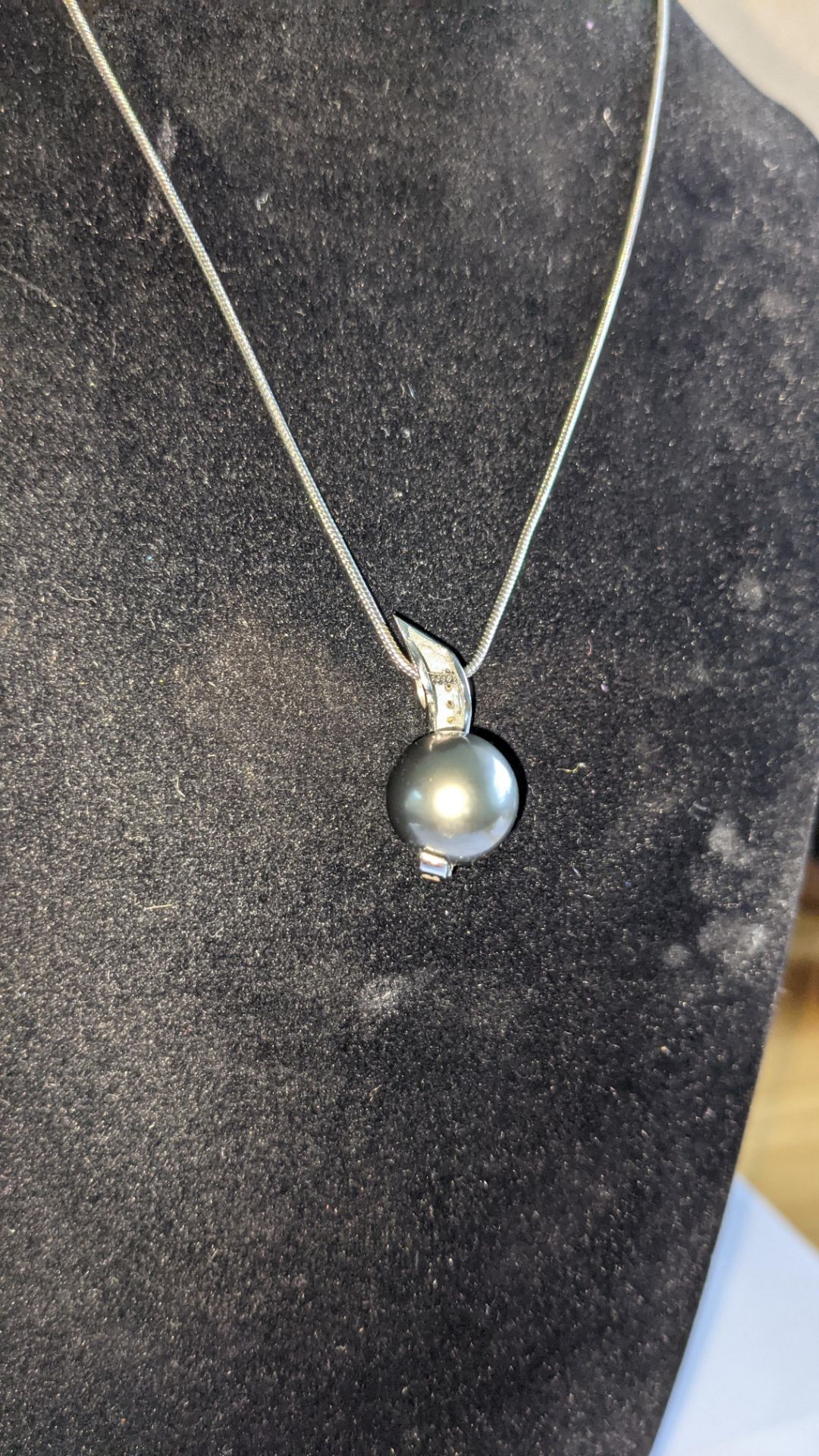 18ct white gold, diamond & Tahitian pendant & necklace set comprising pendant with central pearl & 0 - Image 15 of 17