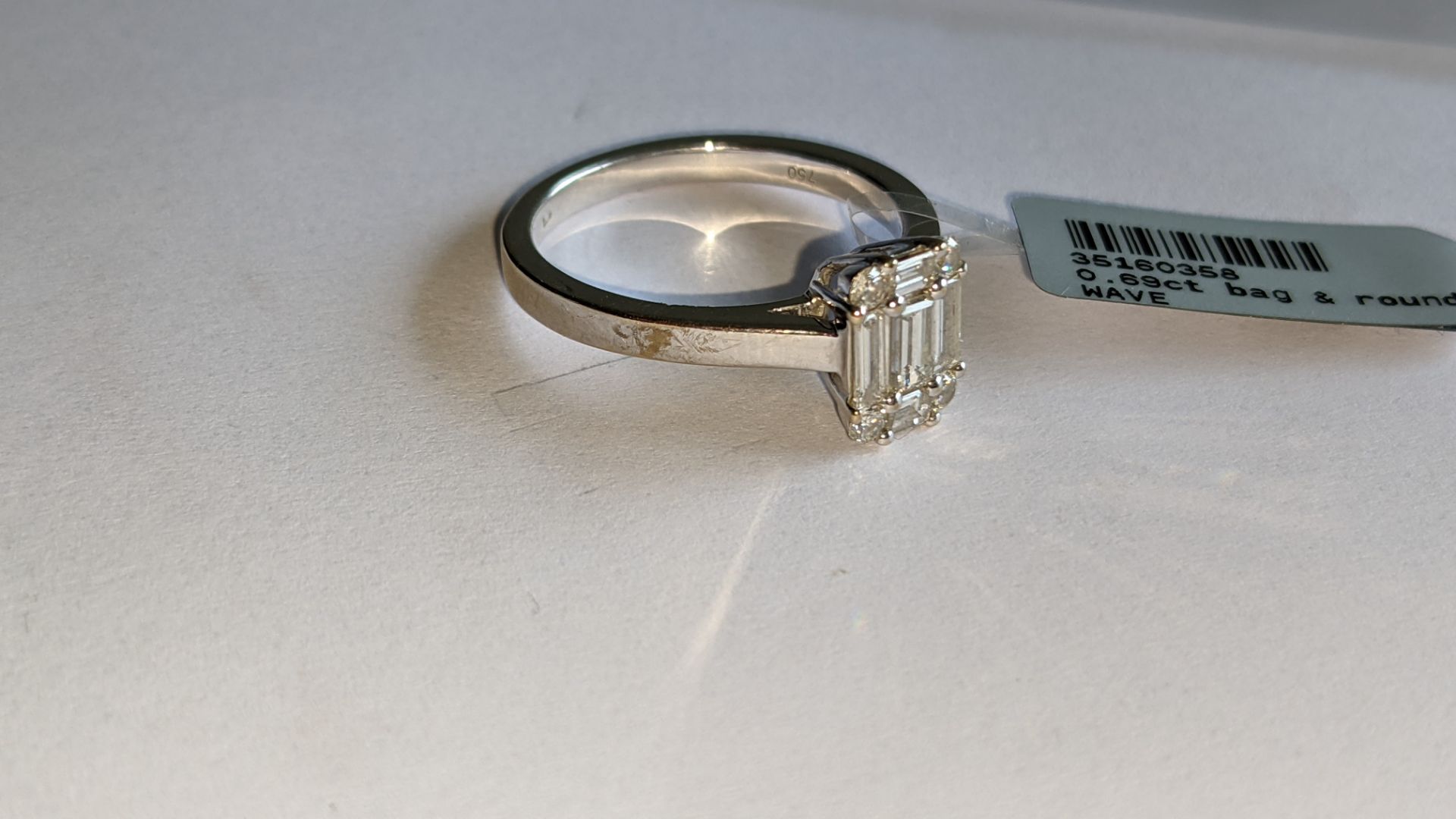 18ct white gold ring with 0.69ct of baguette & round diamonds. Includes certificate that relates to - Image 10 of 28