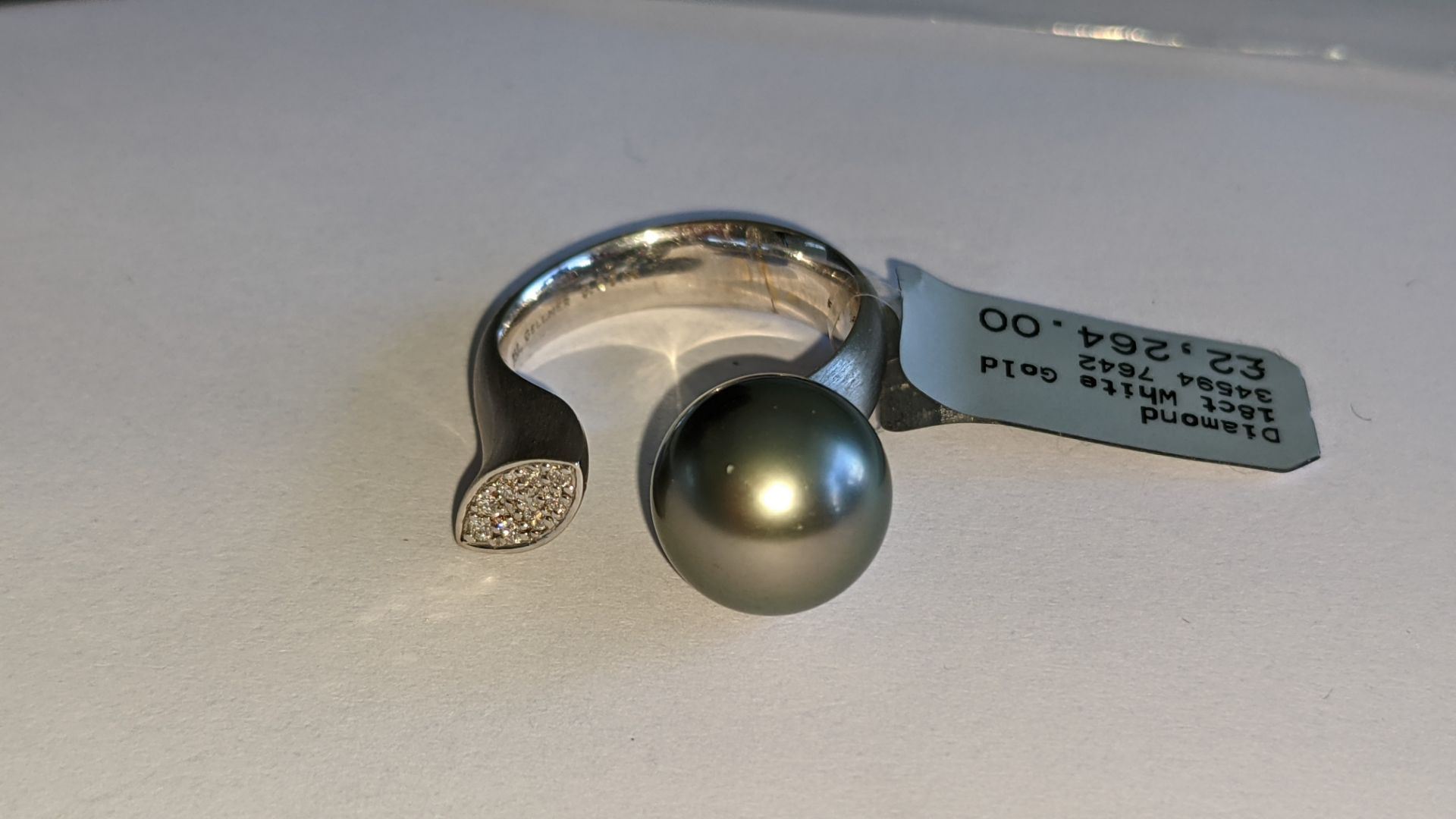 White gold, diamond & pearl ring with 0.17ct of diamonds at one end of the 18ct white gold ring & a - Image 6 of 16