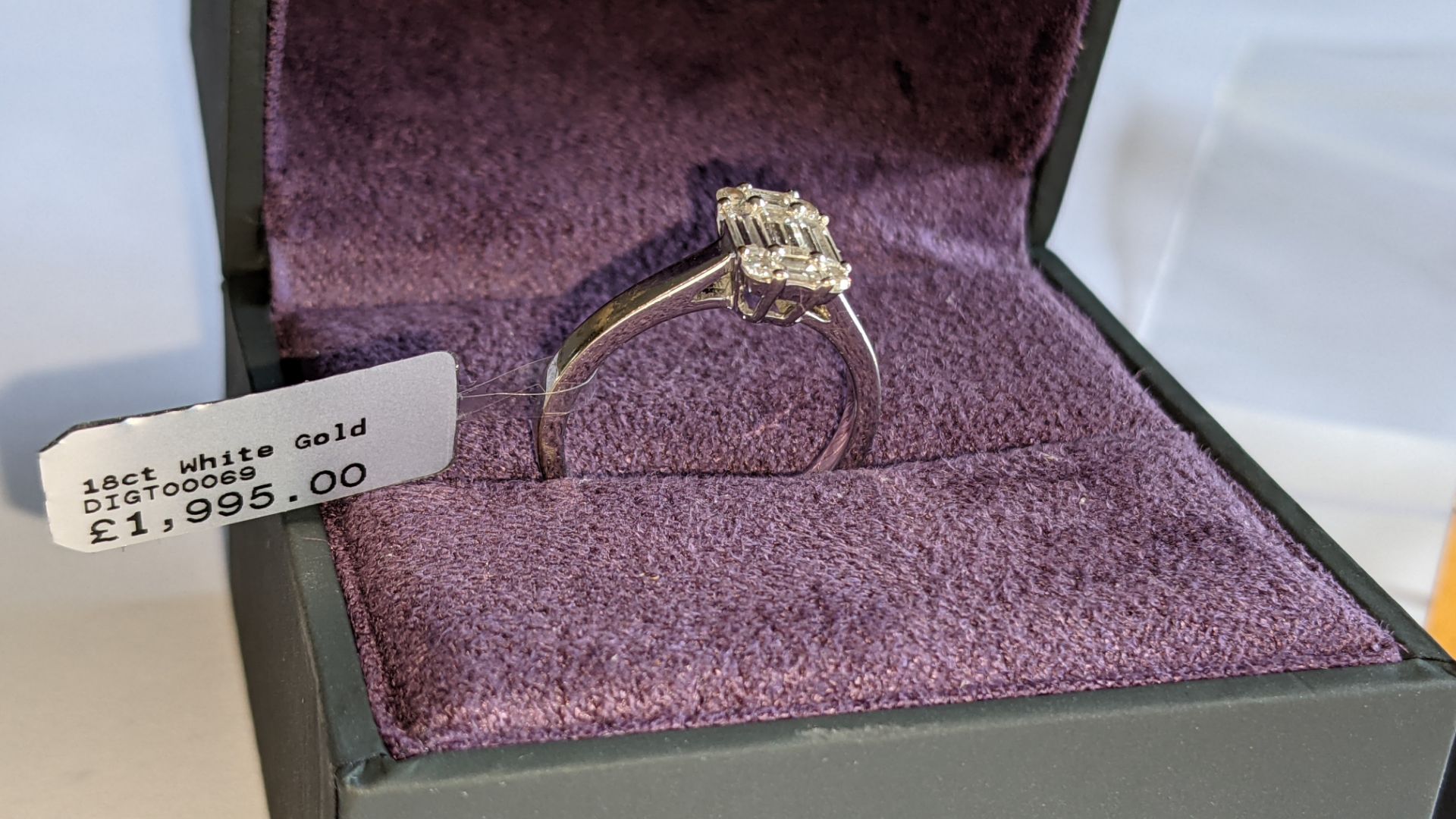 18ct white gold ring with 0.69ct of baguette & round diamonds. Includes certificate that relates to - Image 5 of 28