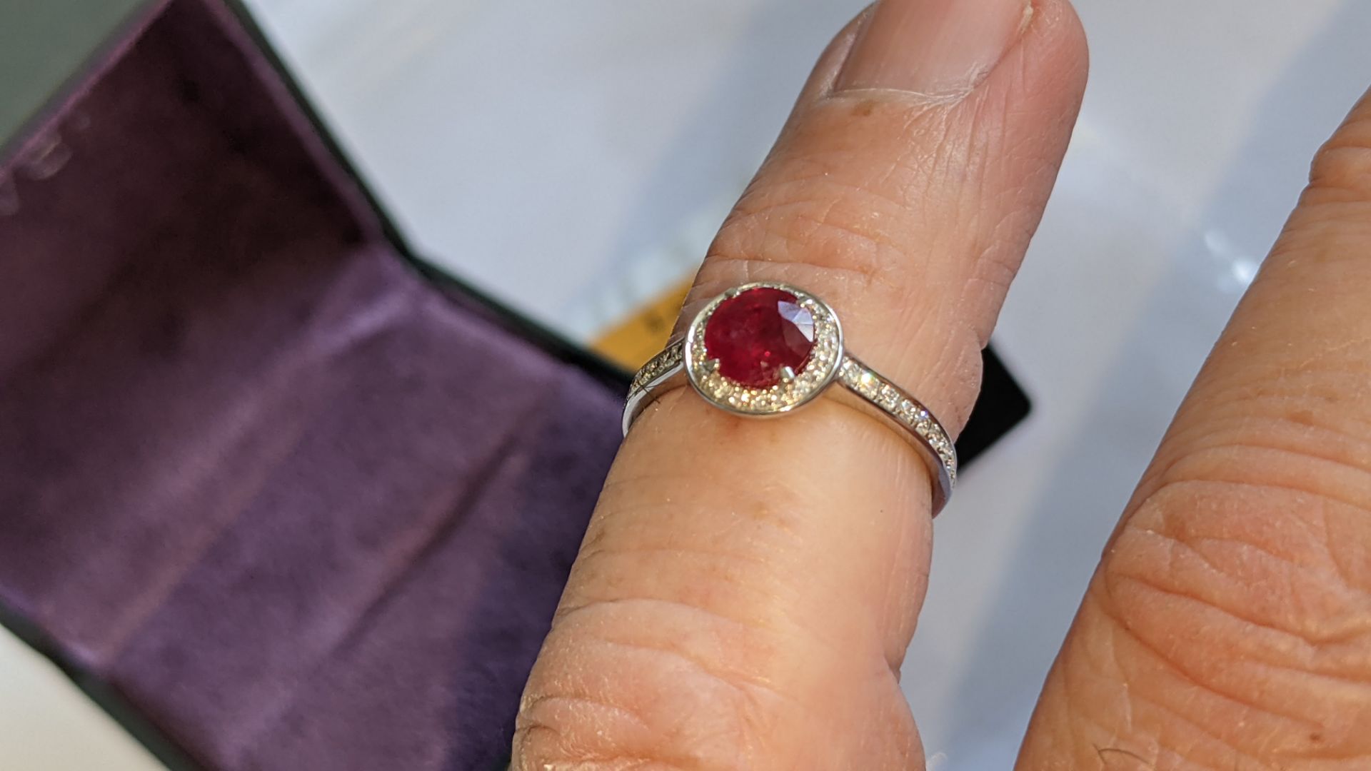 18ct white gold ring with central ruby & 0.27ct diamonds around the ruby & on each shoulder. RRP £2 - Image 12 of 14