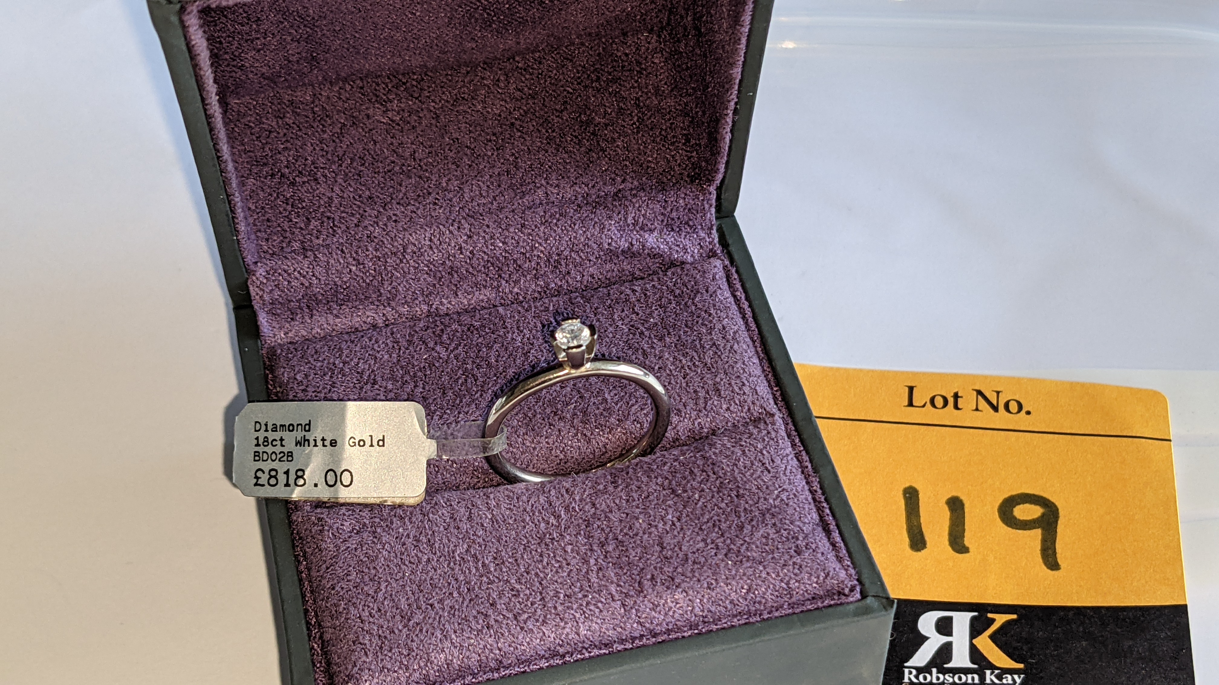 18ct white gold & diamond ring with centrally mounted 0.20ct stone. RRP £818 - Image 2 of 14