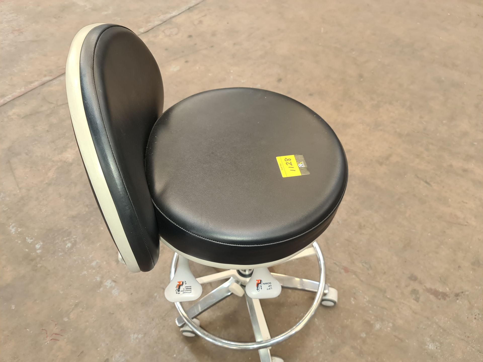 Murray multi-adjustable dental stool with circular footrest - Image 4 of 4