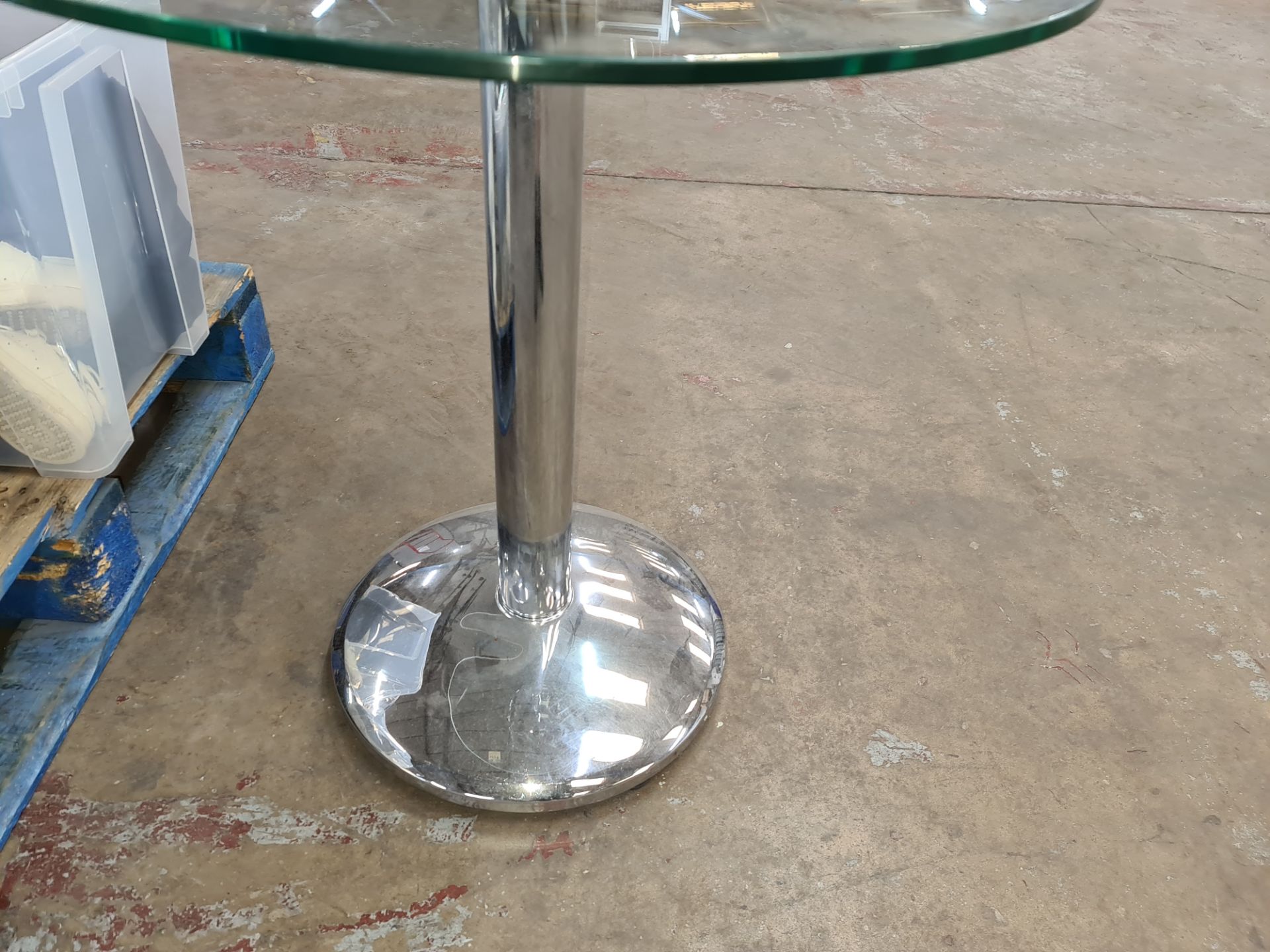 Circular glass table with single pedestal silver base - Image 3 of 4