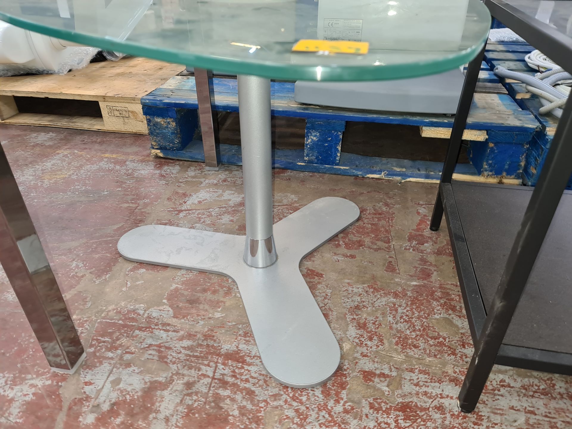 Unusually shaped frosted glass table on silver single pedestal base - Image 3 of 3