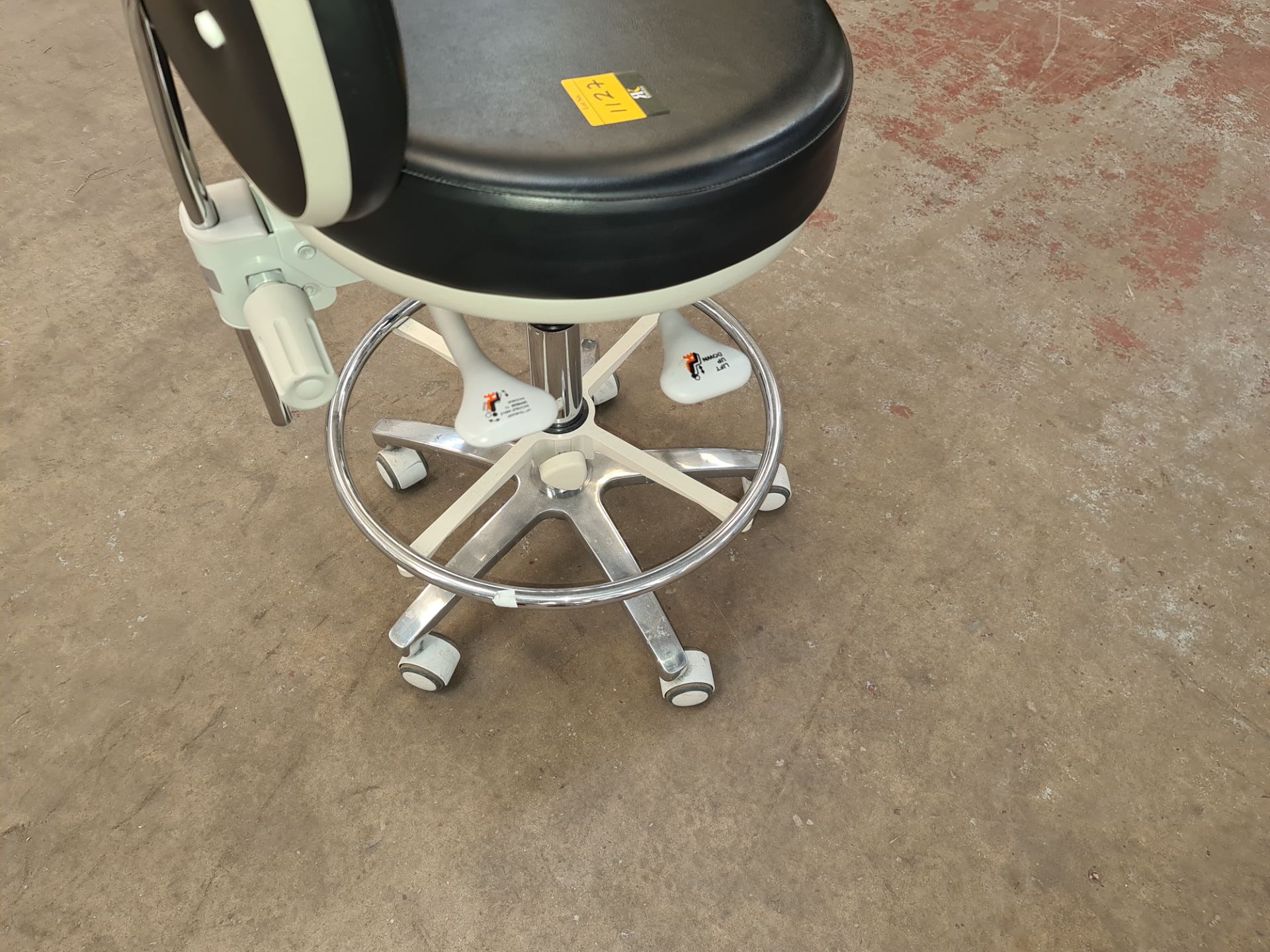 Murray multi-adjustable dental stool with circular footrest - Image 4 of 5