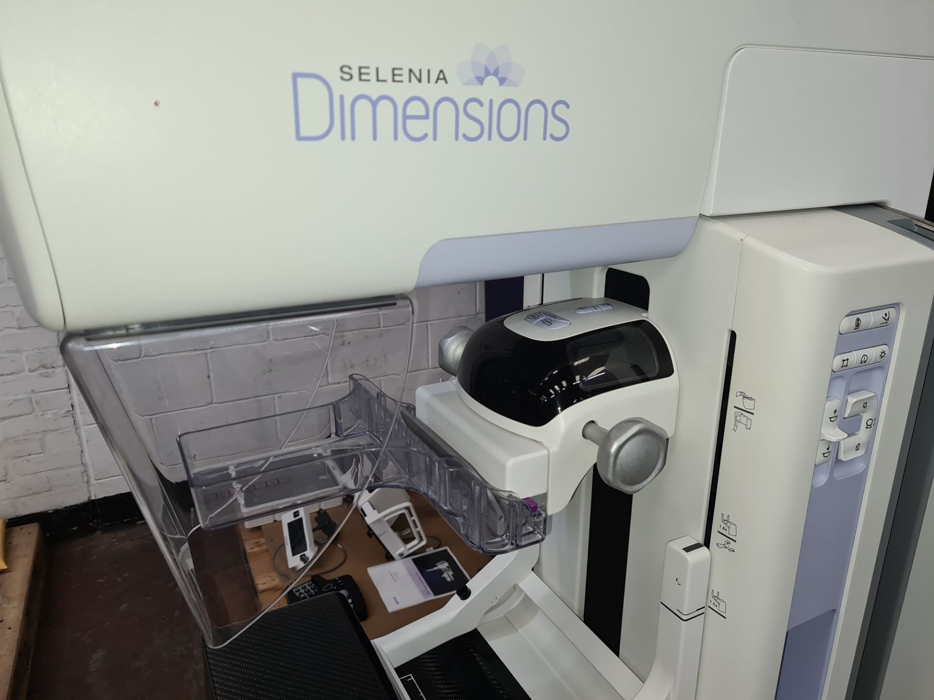 Selenia Dimensions Mammography System (2D/3D) including Securview-DX 400 and mammography chair - Image 18 of 64