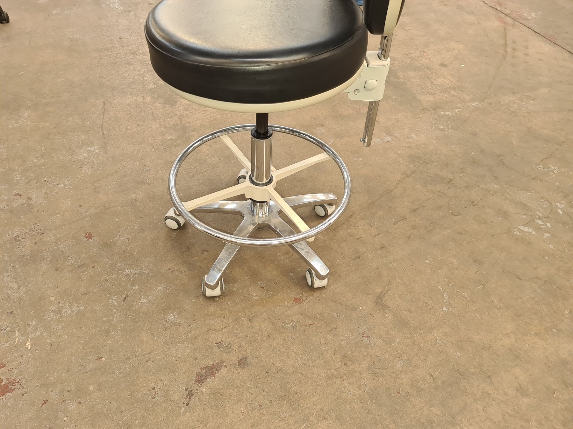 Murray multi-adjustable dental stool with circular footrest - Image 2 of 5