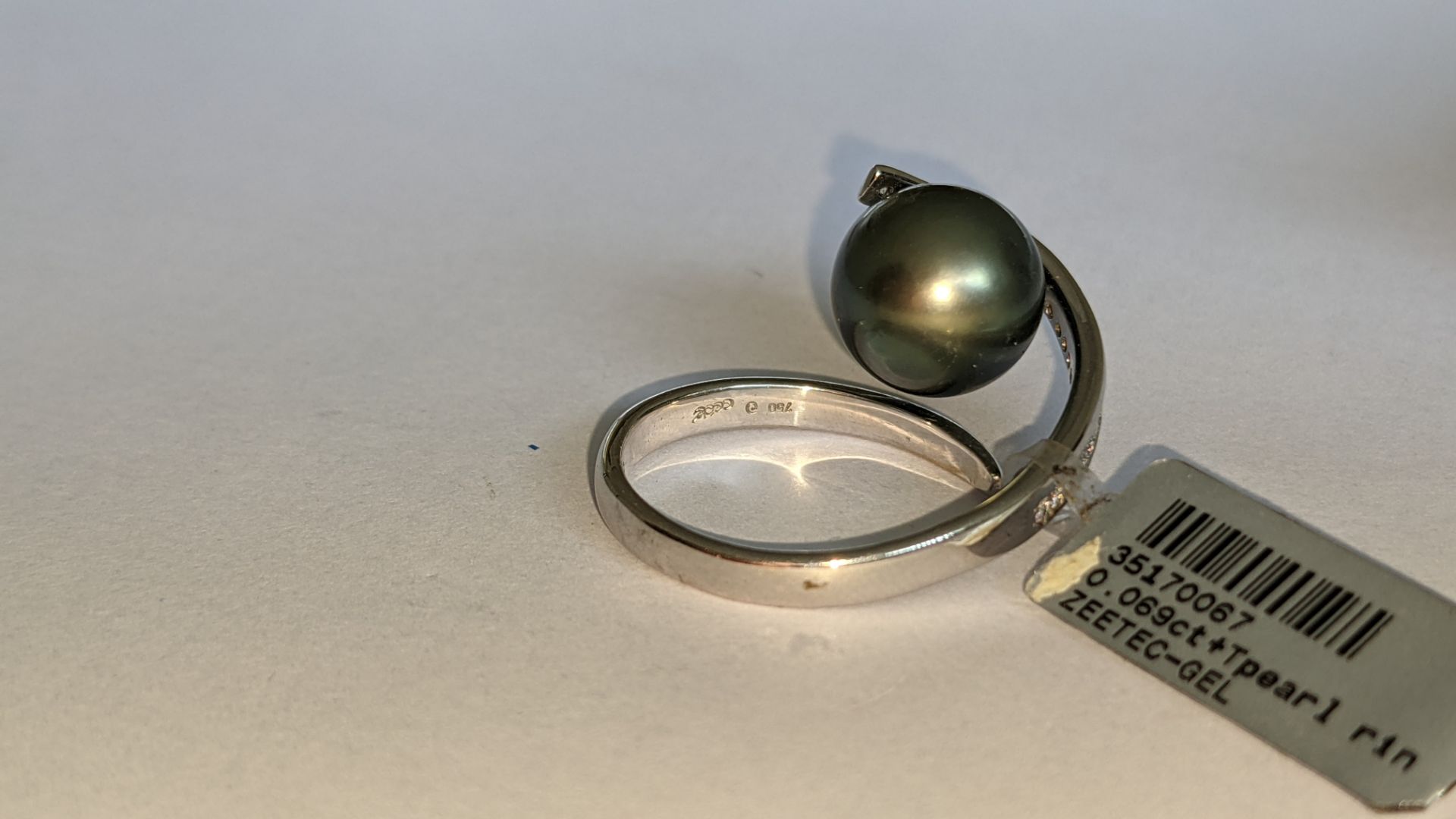 18ct white gold diamond & Tahitian pearl ring with 0.069ct of diamonds. RRP £1,933 - Image 13 of 17