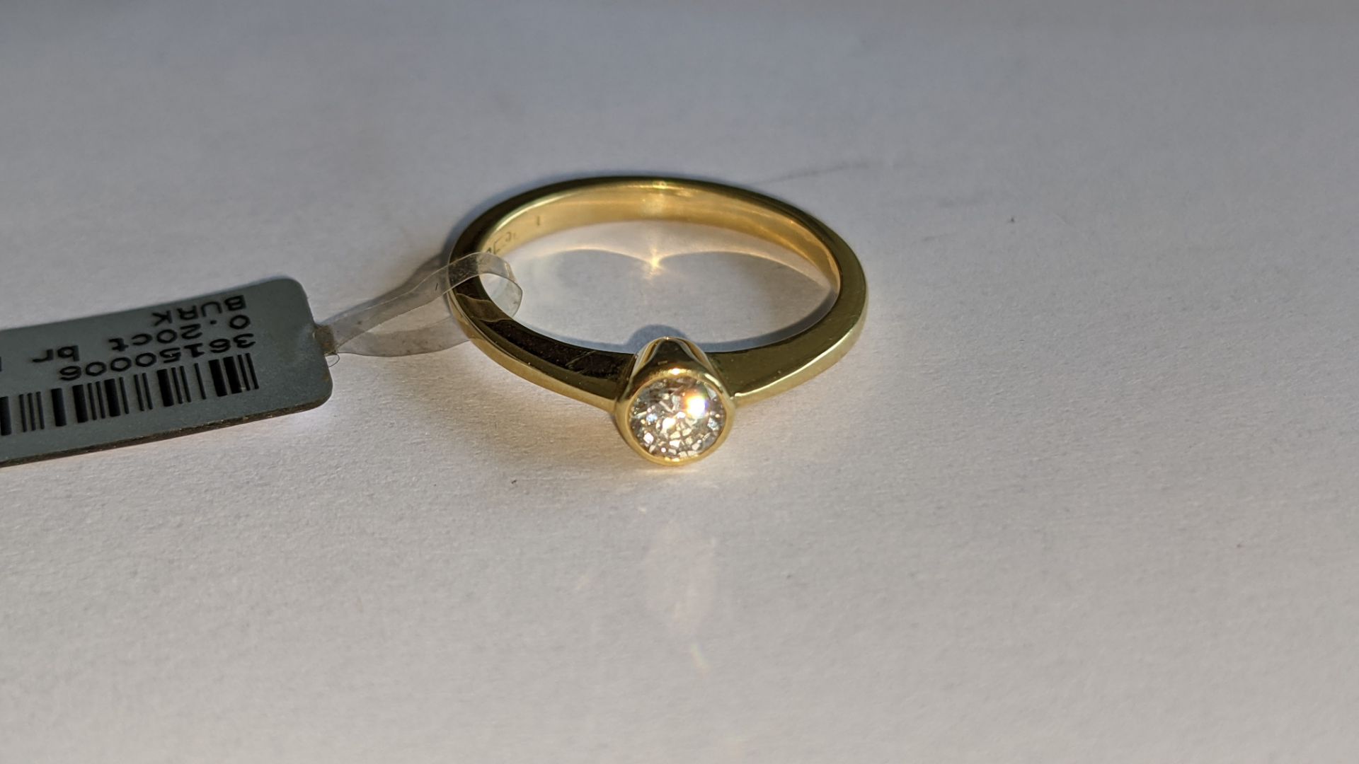 18ct yellow gold ring with 0.2ct diamond. RRP £995 - Image 2 of 15