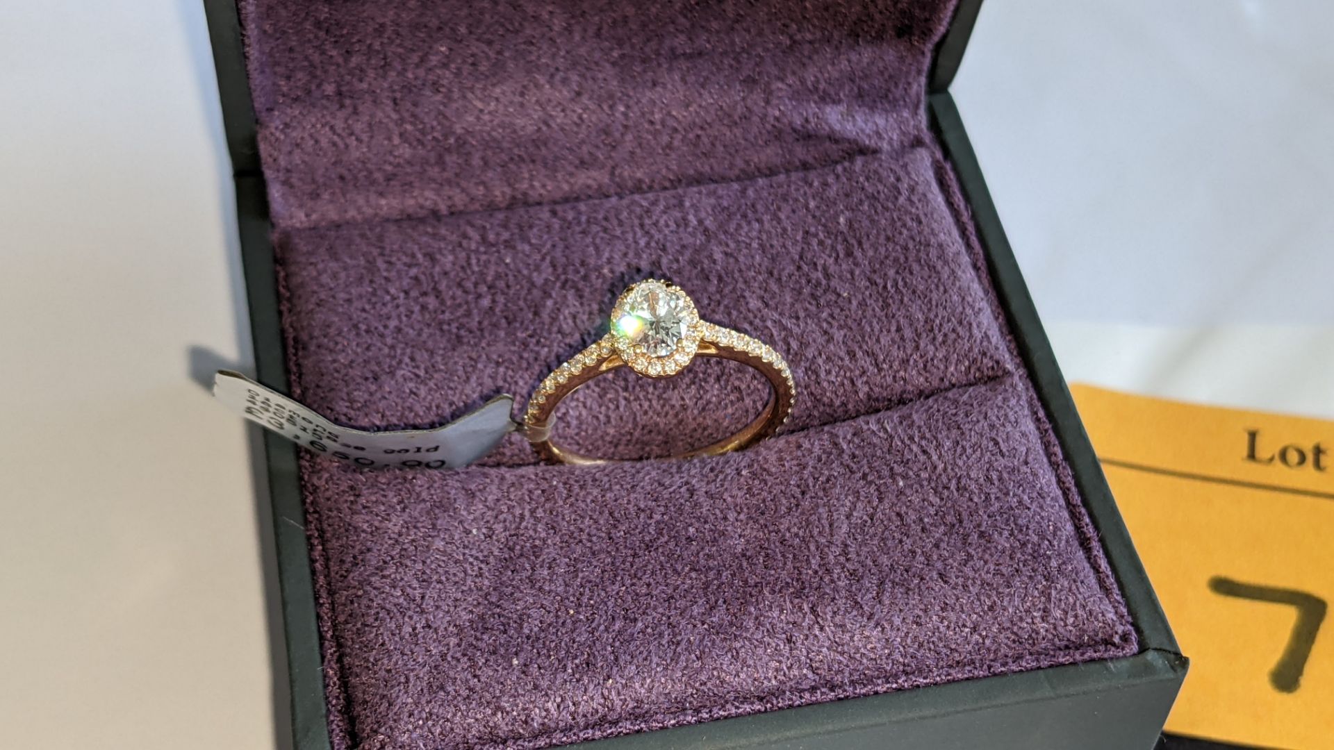 18ct rose gold ring with 0.40ct central stone & 0.43ct of additional stones around the central stone - Image 4 of 16